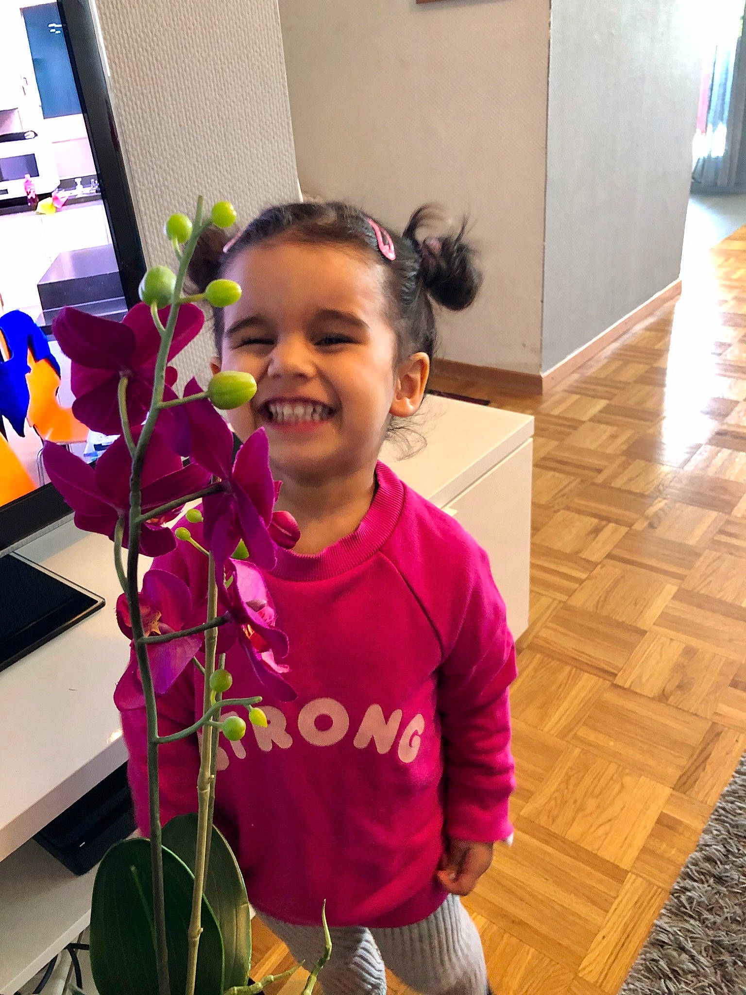 Alissa a rejoint le concours — aidez-le/la à gagner de superbes lots ! child, ear, floristry, flower, fun, happy, human, iris, joy, leaf, magenta, moth_orchid, neck, organ, organism, person, pink, plant, room, smile