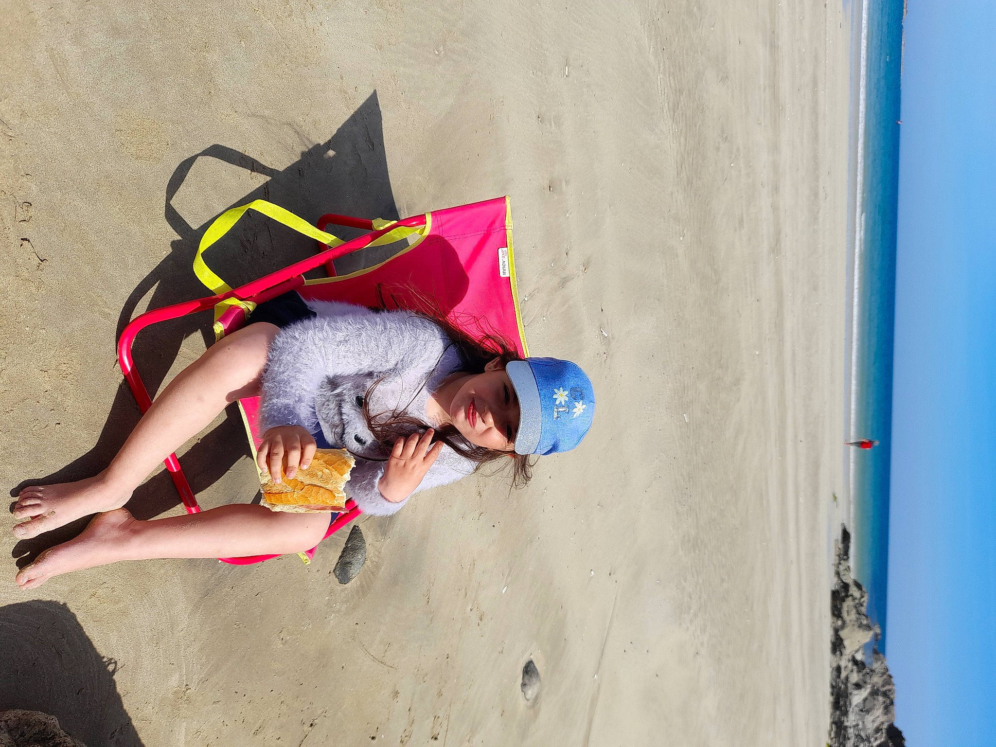 Ilyana participe au concours pour gagner de l'argent avec cette photo : adventure, beach, fashion_accessory, fun, happy, headwear, human_leg, joy, landscape, leisure, people_in_nature, person, recreation, sand, shadow, sitting, soil, sport_climbing, sun_tanning, thigh