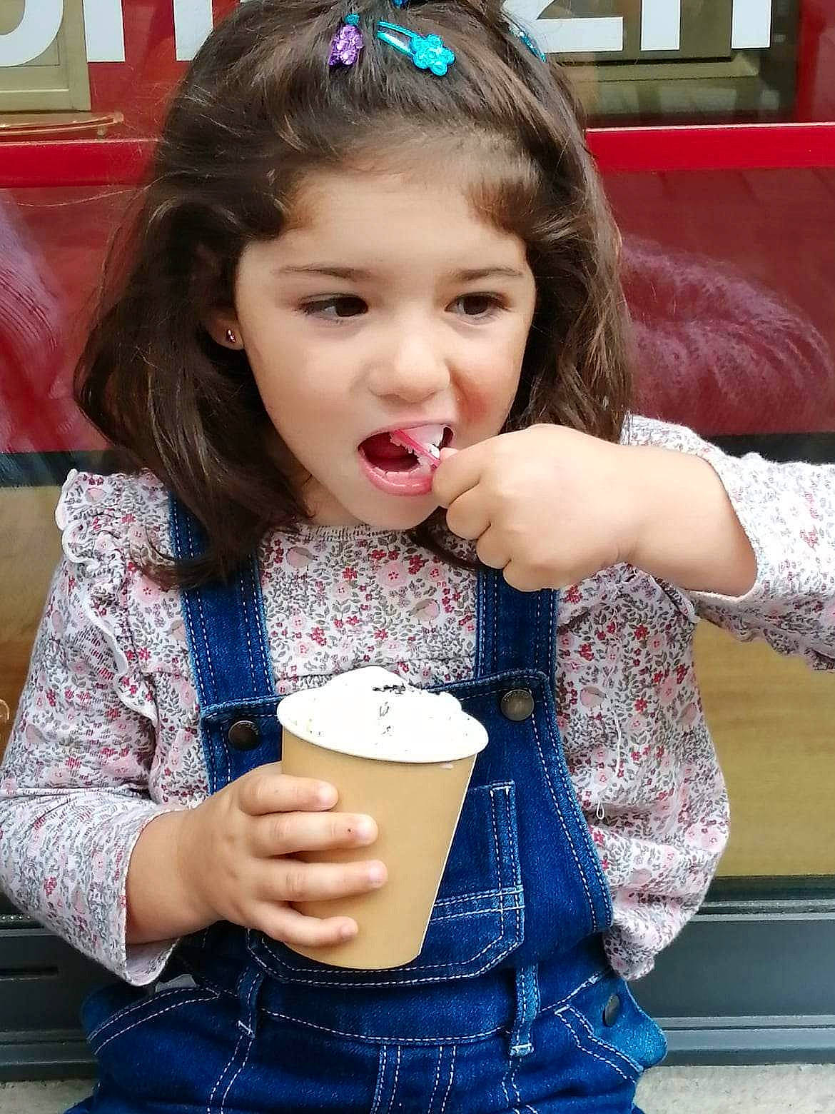 Ilyana participe au concours pour gagner de l'argent avec cette photo : blue, child, cup, dairy, dessert, drink, drinking, drinking_straw, drinkware, eyelash, food, food_craving, fun, happy, ice_cream, ingredient, pattern, person, sweetness, toddler