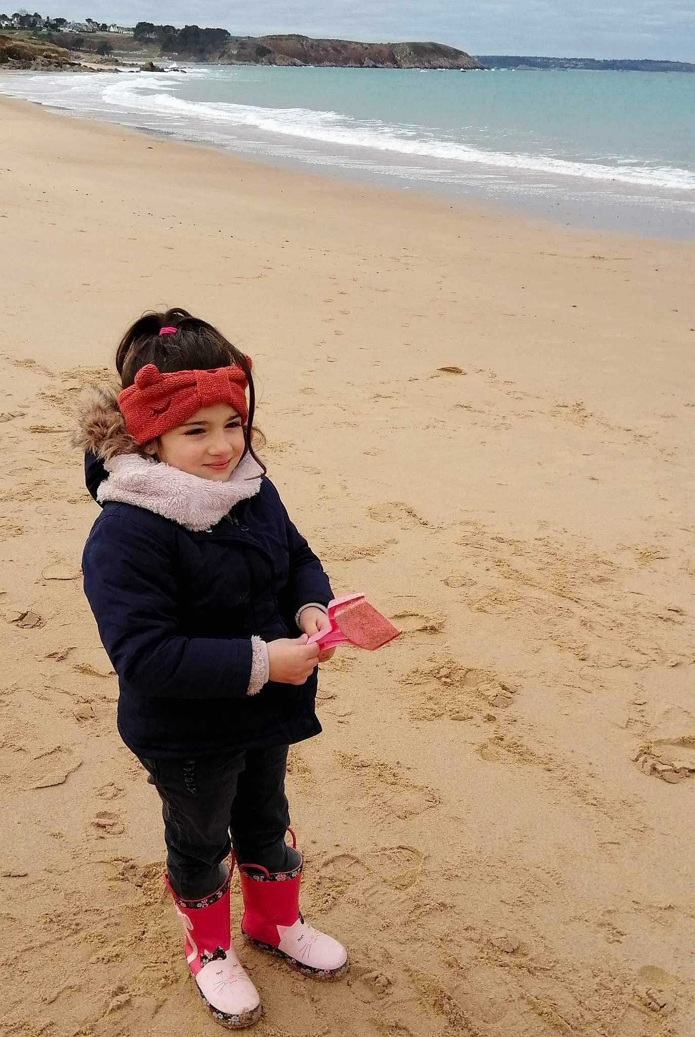 Ilyana a rejoint le concours — aidez-le/la à gagner de superbes lots ! beach, body_of_water, coast, fun, happy, hat, headwear, joy, landscape, leisure, ocean, people_in_nature, people_on_beach, person, recreation, sand, shore, sky, summer, sunglasses