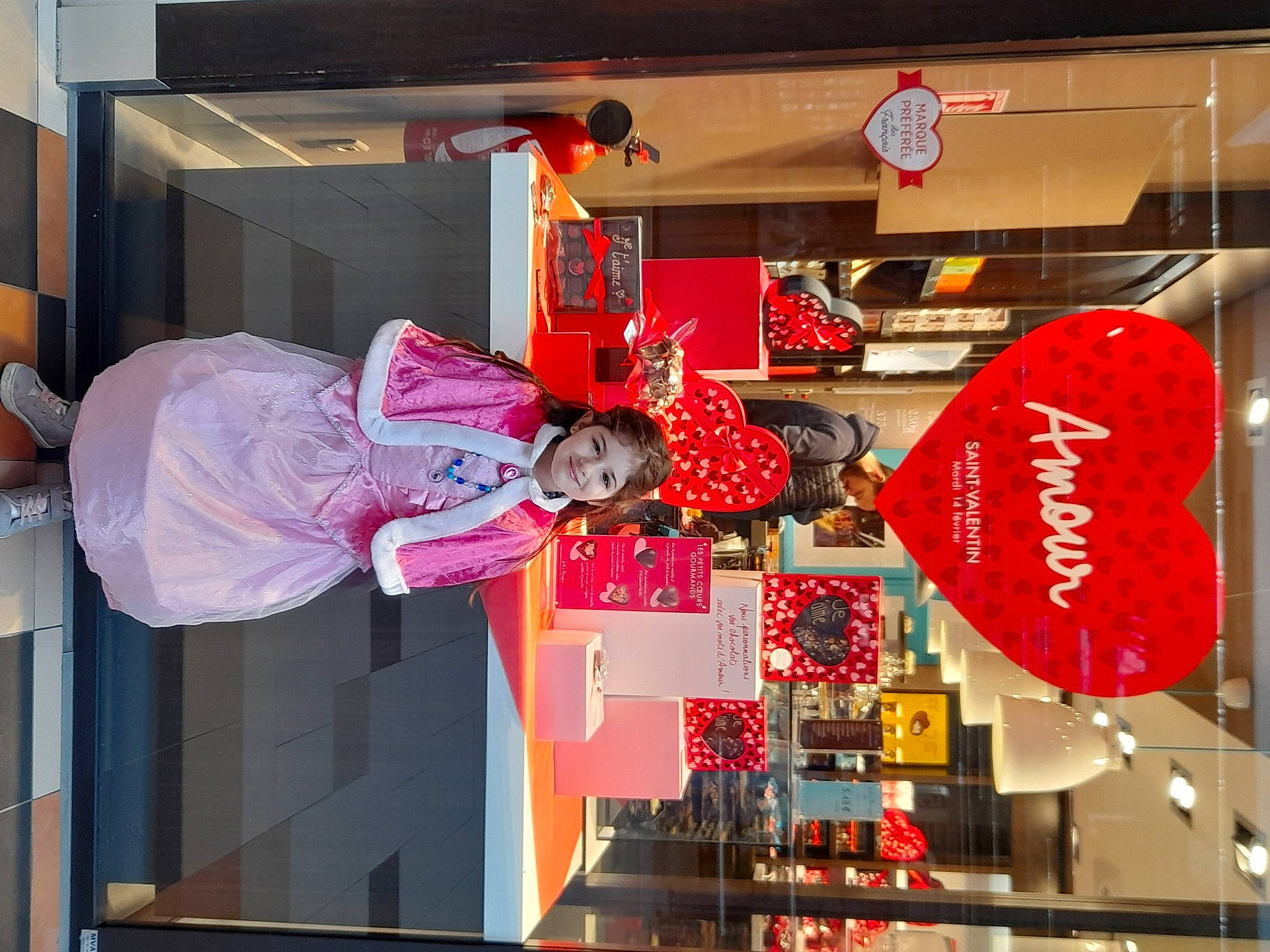 Ilyana participe au concours pour gagner de l'argent avec cette photo : beauty, building, carmine, fun, joy, machine, magenta, person, retail, room