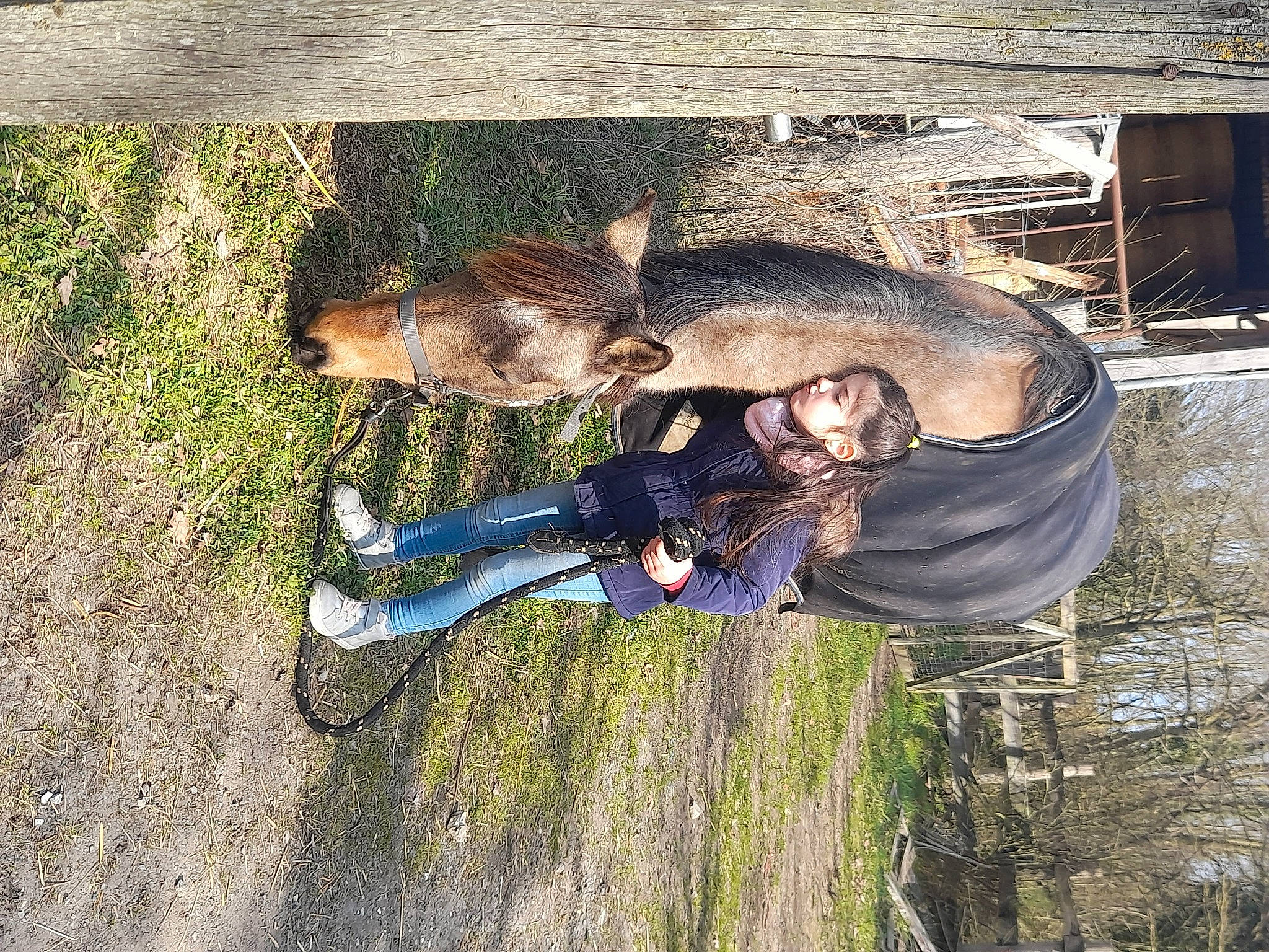 Ilyana a rejoint le concours — aidez-le/la à gagner de superbes lots ! adventure, fun, grass, leisure, natural_material, person, plant, recreation, smile, sporting_group, tree, wood, working_animal