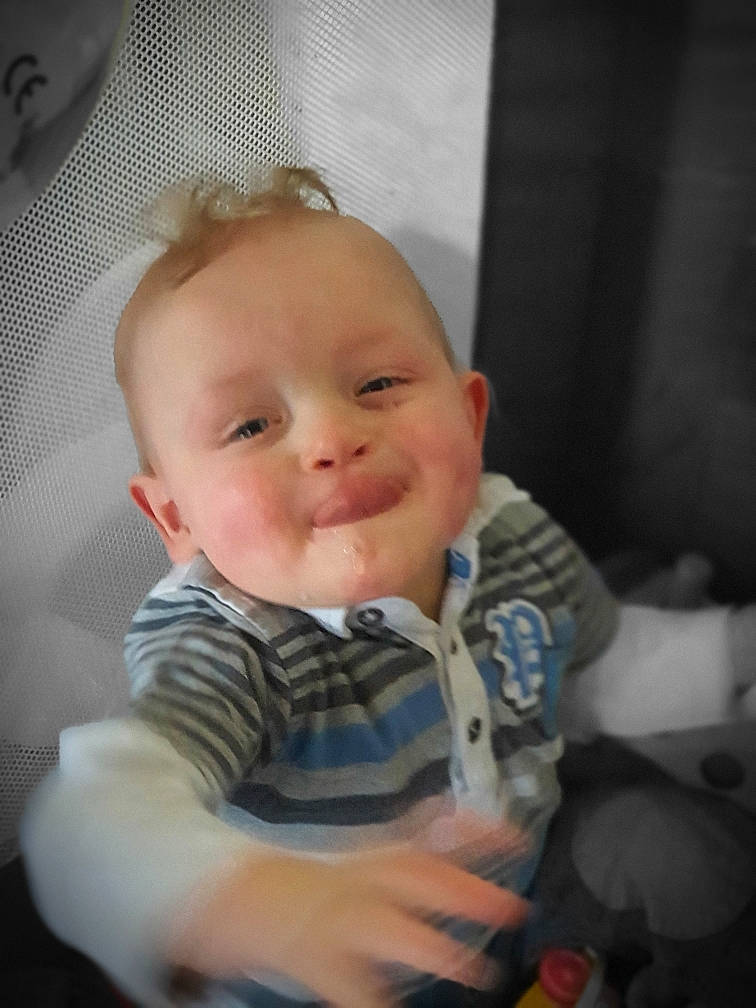 Tiago participe au concours pour gagner de l'argent avec cette photo : arm, baby, baby_toddler_clothing, cheek, child, comfort, flash_photography, fun, happy, iris, lip, mouth, nose, person, sitting, skin, sleeve, smile, textile, thumb