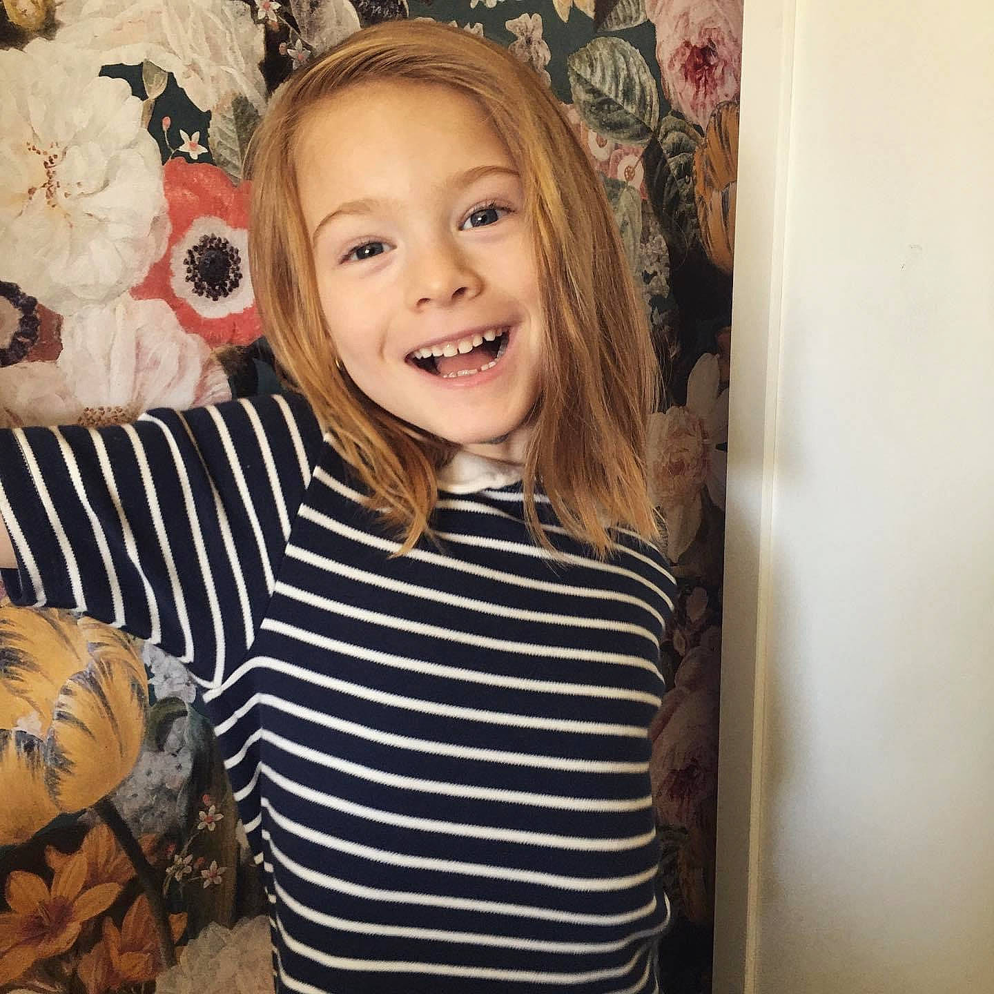 Albane participe au concours pour gagner de l'argent avec cette photo : blond, child, child_model, cool, eye, face, facial_expression, hair, happy, head, iris, joy, laugh, long_hair, organ, person, photography, smile, t_shirt, toddler