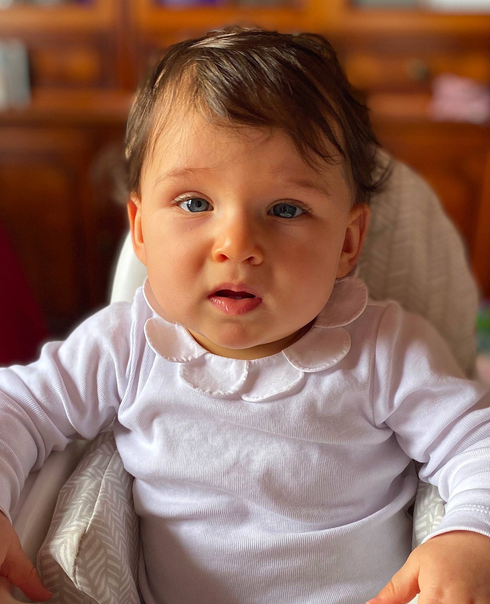 Colombe participe au concours pour gagner de l'argent avec cette photo : baby, brown_hair, cheek, child, chin, eye, face, lip, nose, person, sitting, skin, smile, toddler