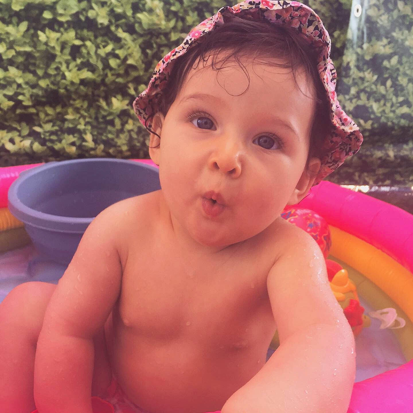 Colombe participe au concours pour gagner de l'argent avec cette photo : baby, baby_bathing, bathing, beauty, cheek, chest, child, face, fun, hand, head, lip, mouth, neck, nose, person, pink, play, skin, summer