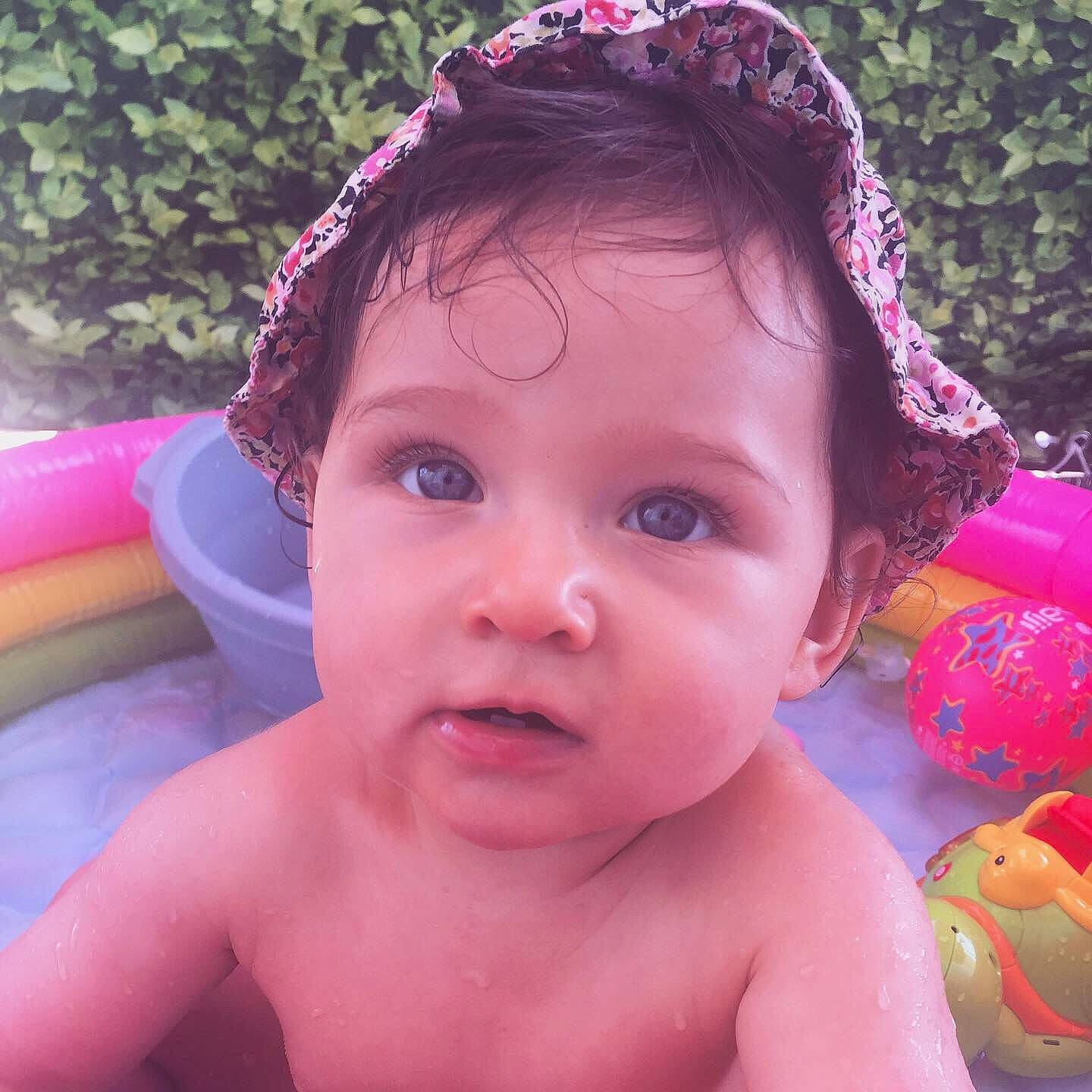 Colombe participe au concours pour gagner de l'argent avec cette photo : baby, baby_bathing, bathing, beauty, cheek, child, eye, eyebrow, face, forehead, fun, hair_accessory, head, lip, mouth, nose, person, pink, skin, summer