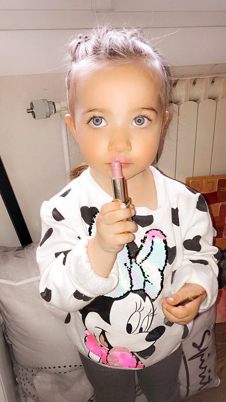 Selena participe au concours pour gagner de l'argent avec cette photo : baby, baby_products, baby_toddler_clothing, cheek, child, comfort_food, costume, drinkware, eye, eyelash, fun, hair, head, pattern, person, play, sitting, sleeve, thumb, toddler