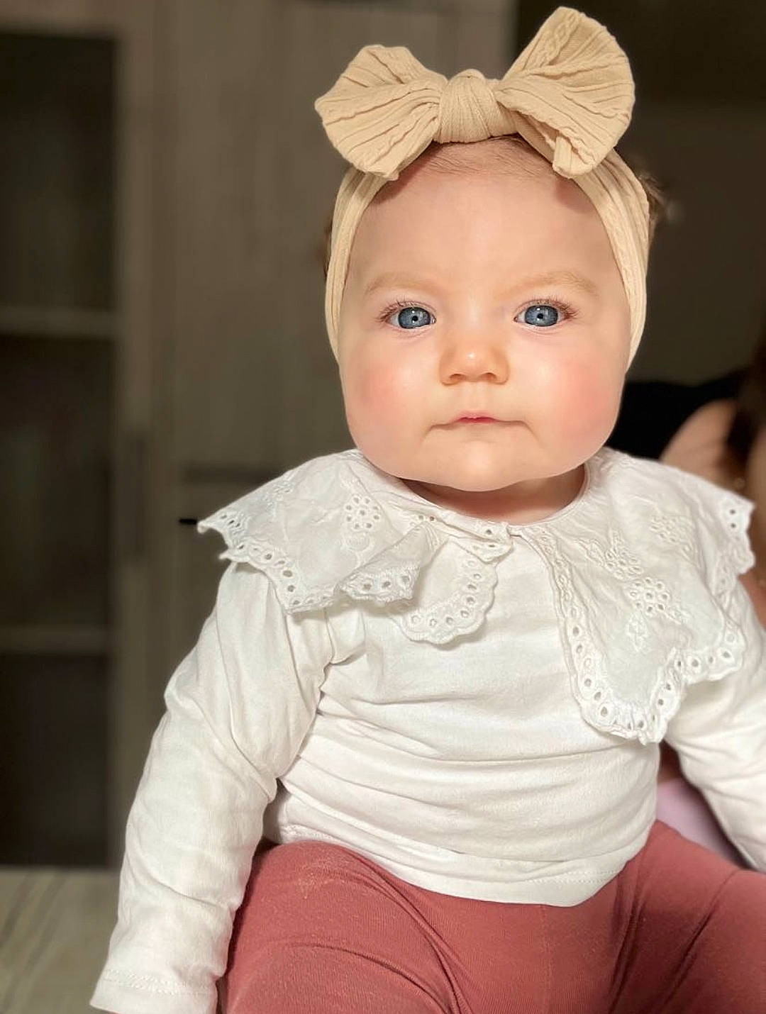 éva participe au concours pour gagner de l'argent avec cette photo : baby, baby_toddler_clothing, cheek, chin, dress, eye, finger, flash_photography, happy, human_body, iris, lip, mouth, neck, person, pink, skin, sleeve, toddler, trunk