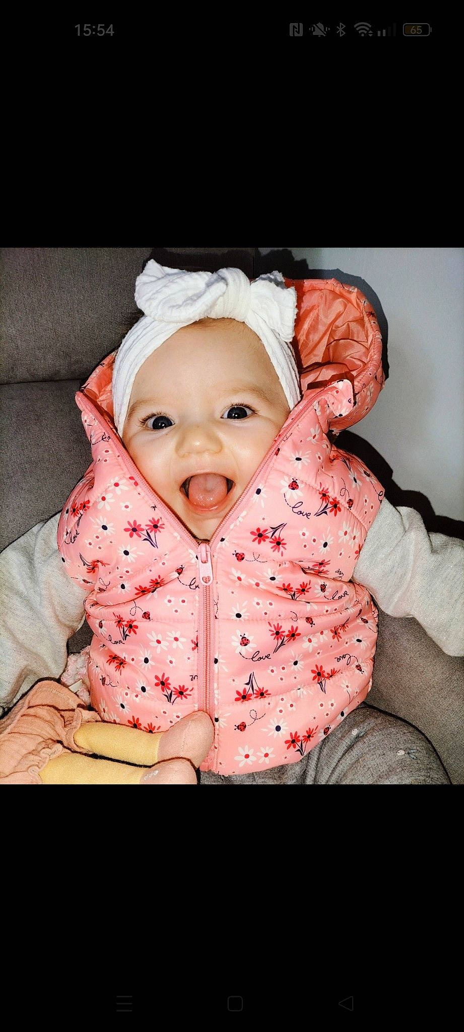 éva participe au concours pour gagner de l'argent avec cette photo : baby, baby_products, baby_safety, baby_toddler_clothing, cheek, child, collar, comfort, dress, flash_photography, happy, headwear, linens, lip, pattern, person, pink, sitting, skin, sleeve