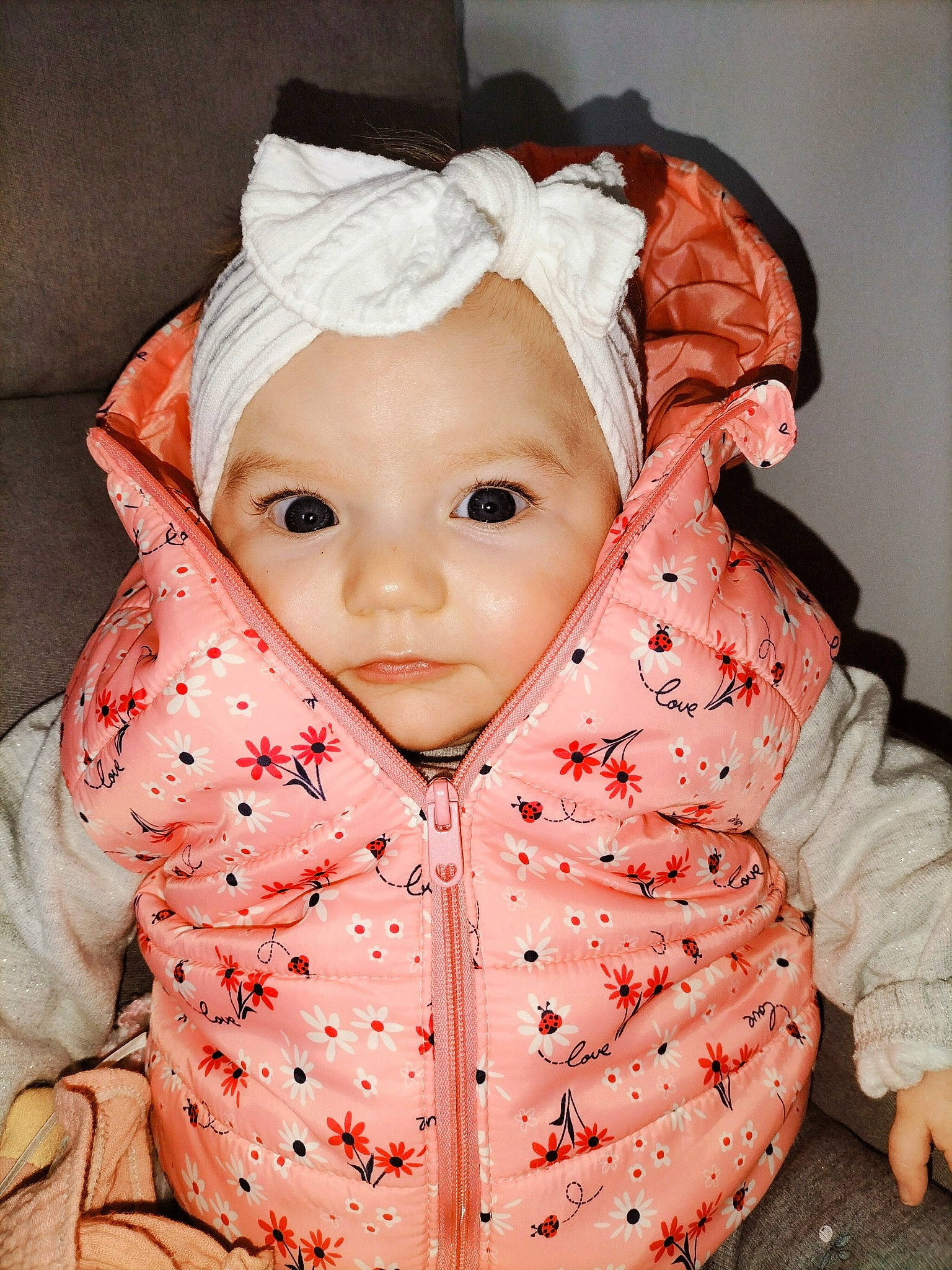 éva participe au concours pour gagner de l'argent avec cette photo : baby, baby_toddler_clothing, cheek, chin, collar, comfort, dress, eye, headgear, headwear, human_body, jacket, linens, lip, nose, outerwear, person, pink, skin, sleeve