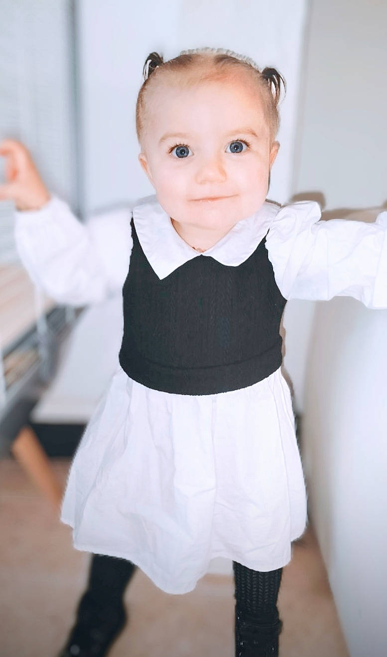 Éva participe au concours pour gagner de l'argent avec cette photo : baby, baby_toddler_clothing, child, collar, dress_shirt, eye, flash_photography, formal_wear, gesture, happy, joint, joy, one_piece_garment, person, skin, sleeve, smile, standing, thumb, tie