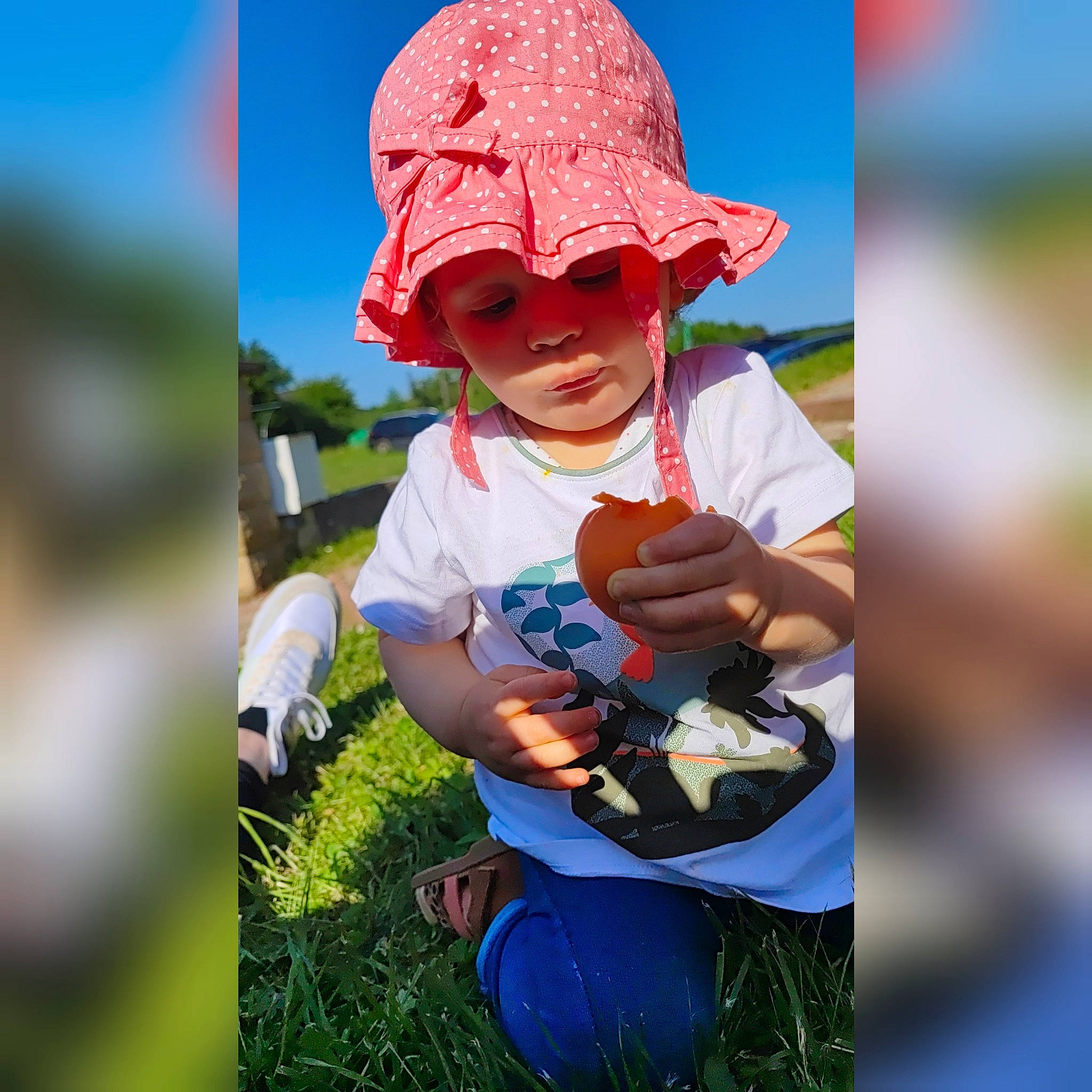 Livia a rejoint le concours — aidez-le/la à gagner de superbes lots ! adaptation, baby_toddler_clothing, baseball_cap, cap, child, eyewear, fun, grass, grassland, happy, headgear, headwear, jeans, landscape, leisure, people_in_nature, person, plant, recreation, sky