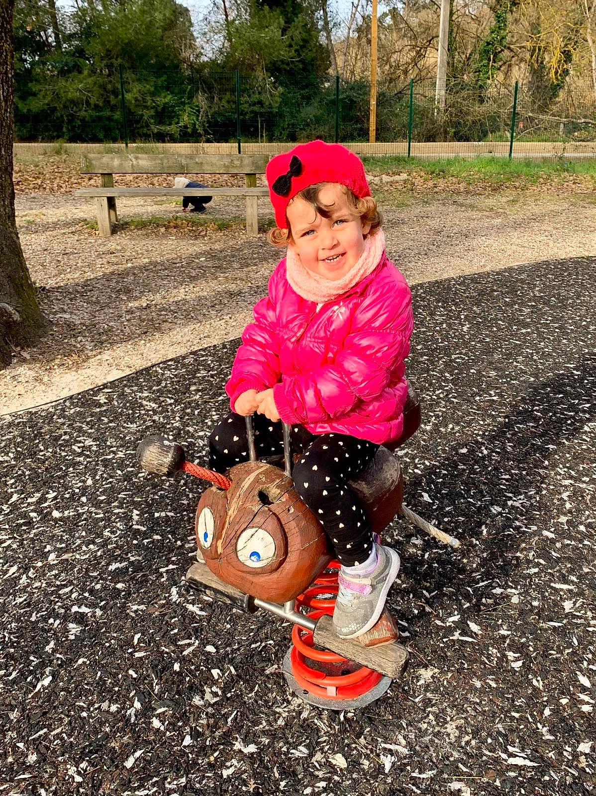 Loona a rejoint le concours — aidez-le/la à gagner de superbes lots ! asphalt, boot, city, fun, grass, happy, hat, headwear, joy, landscape, leisure, magenta, outdoor_play_equipment, people_in_nature, person, plant, public_space, recreation, smile, soil