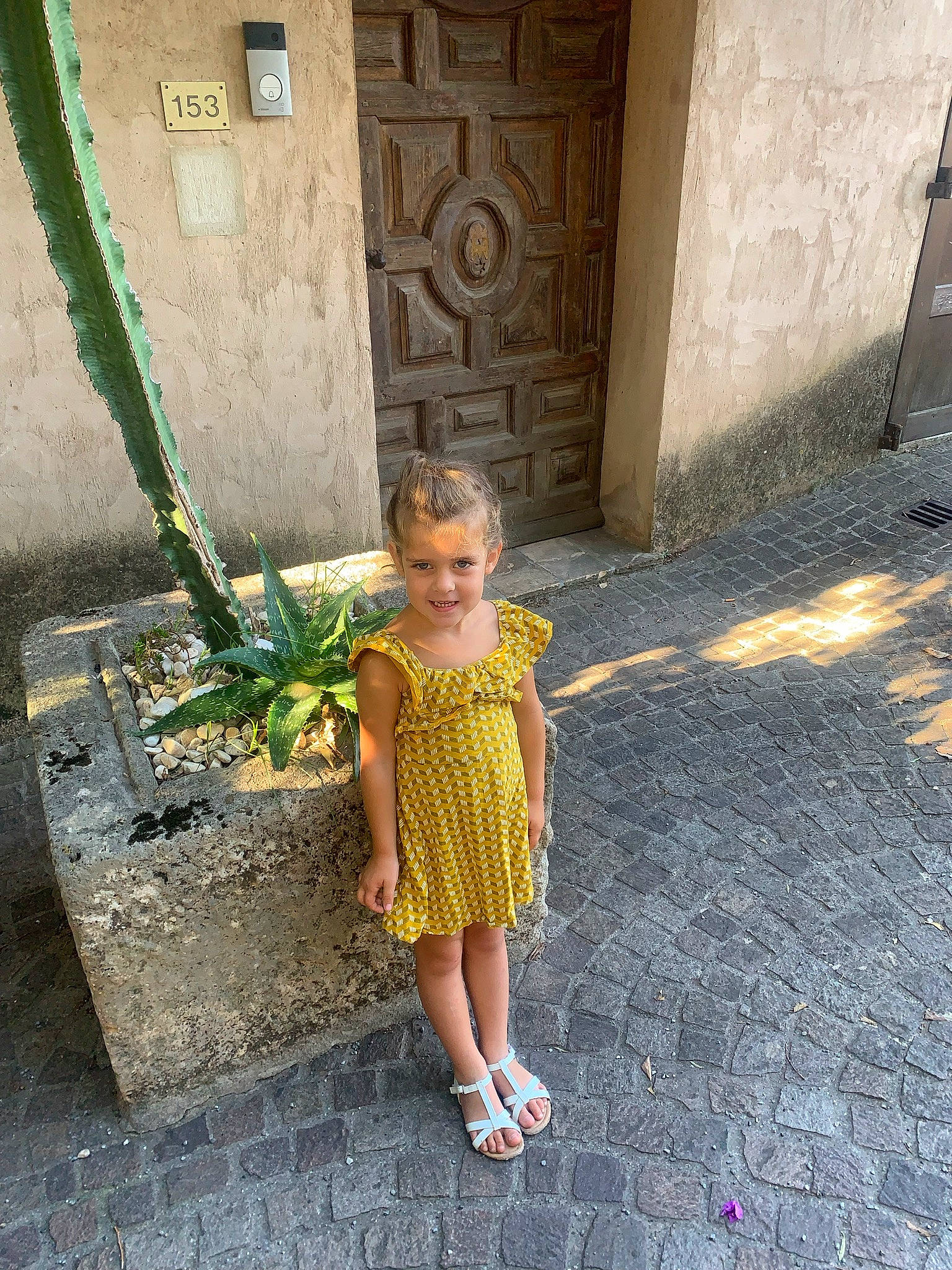 Loona a rejoint le concours — aidez-le/la à gagner de superbes lots ! asphalt, child, cobblestone, concrete, door, dress, floor, flooring, grass, human_leg, joy, leisure, person, plant, road, road_surface, sandal, sidewalk, sunglasses, tints_and_shades