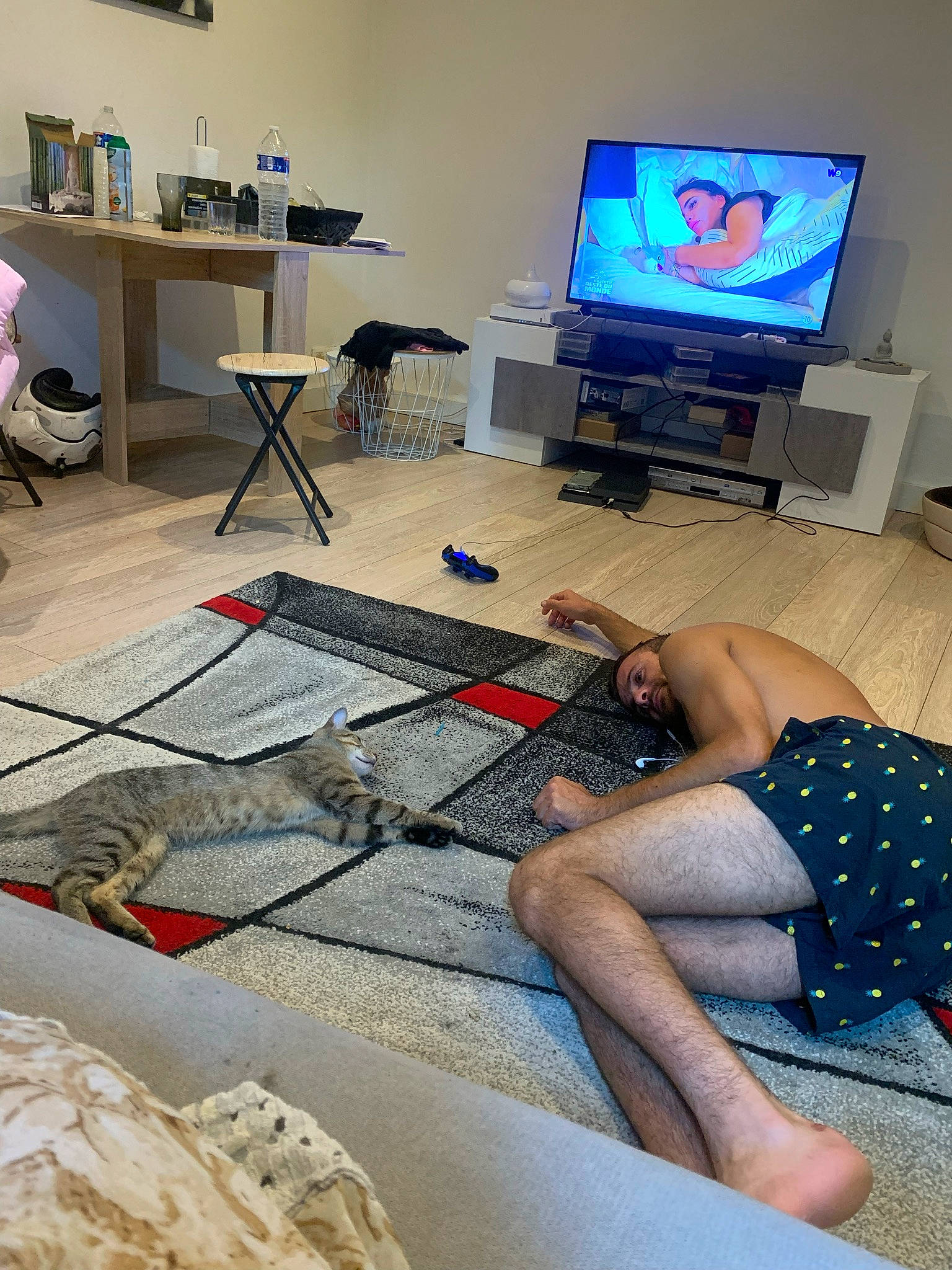 Loona participe au concours pour gagner de l'argent avec cette photo : barefoot, blue, comfort, computer, computer_desk, floor, flooring, foot, fun, gadget, hardwood, home_appliance, human_leg, knee, lap, leisure, living_room, person, television_set, thigh