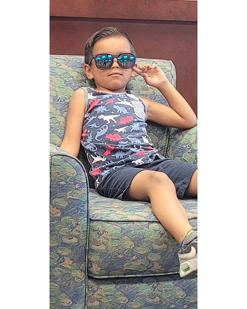 Mateo is registered to the contest to win money with this photo: arm, cool, dress, electric_blue, eyewear, face, fashion, fashion_design, goggles, knee, leg, person, plant, shorts, sleeve, sunglasses, t_shirt, thigh, tree, vision_care