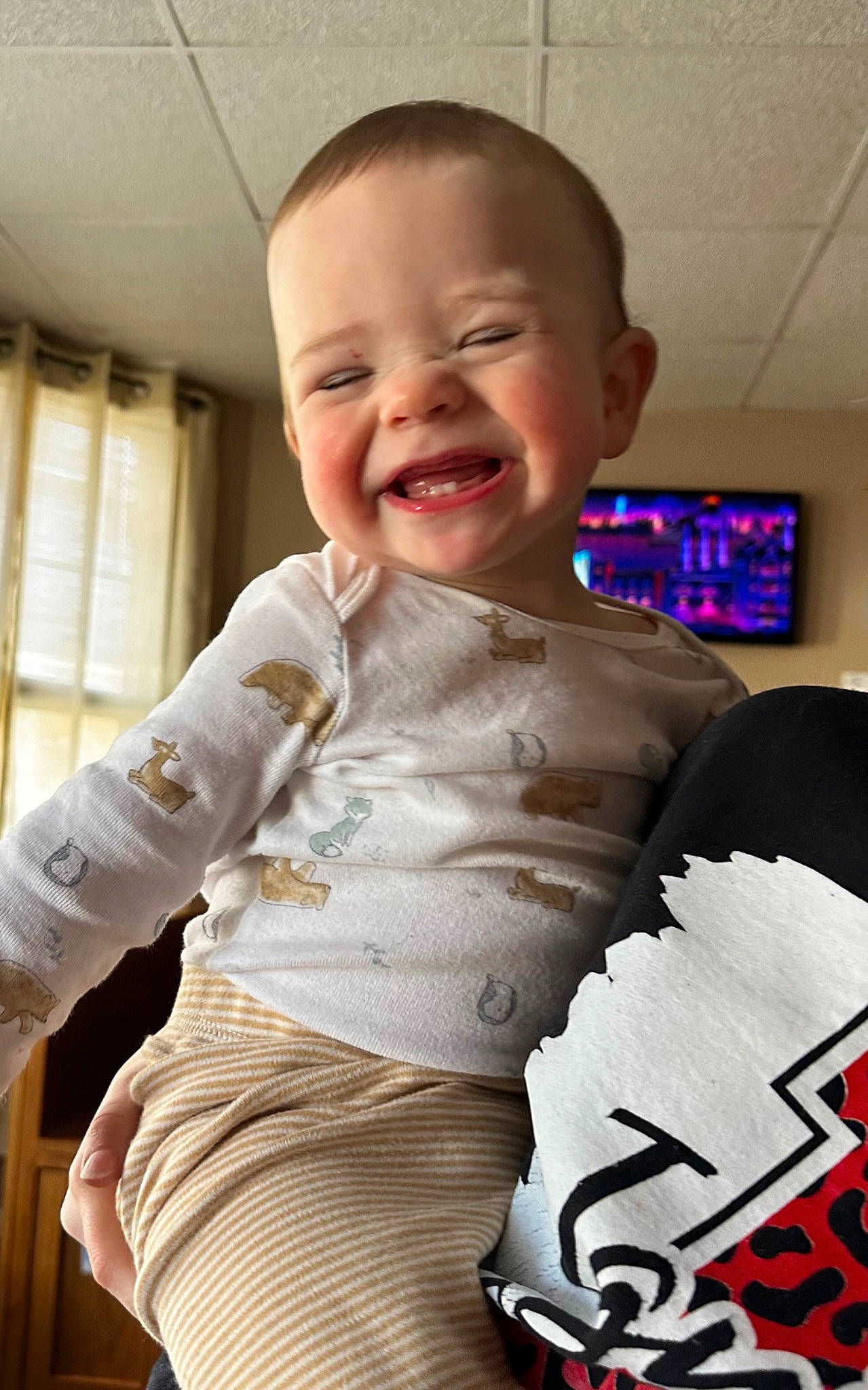 Ace is registered to the contest to win money with this photo: baby, baby_toddler_clothing, cheek, cool, finger, fun, gesture, hand, happy, head, human_body, joy, mammal, mouth, neck, person, product, shoulder, sleeve, smile