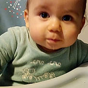 Kaïs a rejoint le concours — aidez-le/la à gagner de superbes lots ! baby, child, face, high_chair, green_clothing, curious, indoor, portrait, young_child, infant, cute, expression, eyes, head, hair, seat, furniture, decor, stars, comet