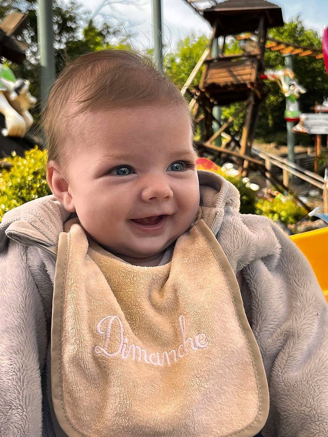 Lya a rejoint le concours — aidez-le/la à gagner de superbes lots ! baby, baby_toddler_clothing, cheek, child, event, facial_expression, fun, grass, happy, iris, leisure, nose, people_in_nature, person, plant, skin, smile, temple, toddler, travel