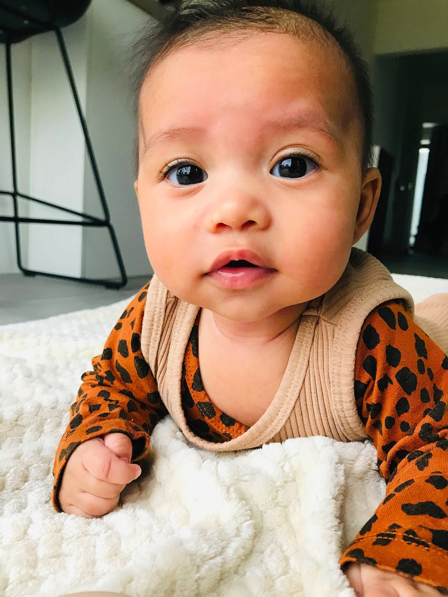 Elly a rejoint le concours — aidez-le/la à gagner de superbes lots ! baby, baby_toddler_clothing, cheek, dress, eye, eyebrow, eyelash, facial_expression, finger, gesture, head, human_body, iris, lip, neck, nose, organ, person, skin, sleeve