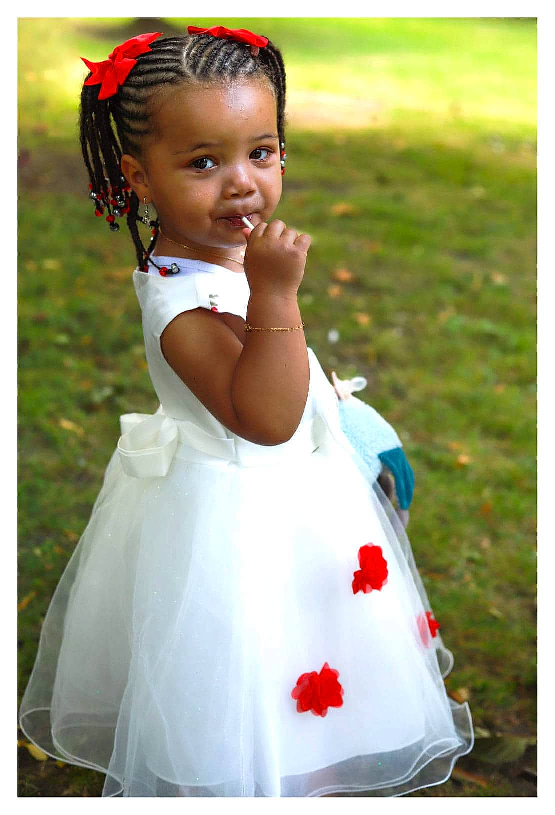 Mia participe au concours pour gagner de l'argent avec cette photo : baby_toddler_clothing, beauty, bridal_accessory, bridal_clothing, child, dress, event, face, flash_photography, formal_wear, gown, grass, happy, headpiece, jewellery, people_in_nature, person, sleeve, smile, textile