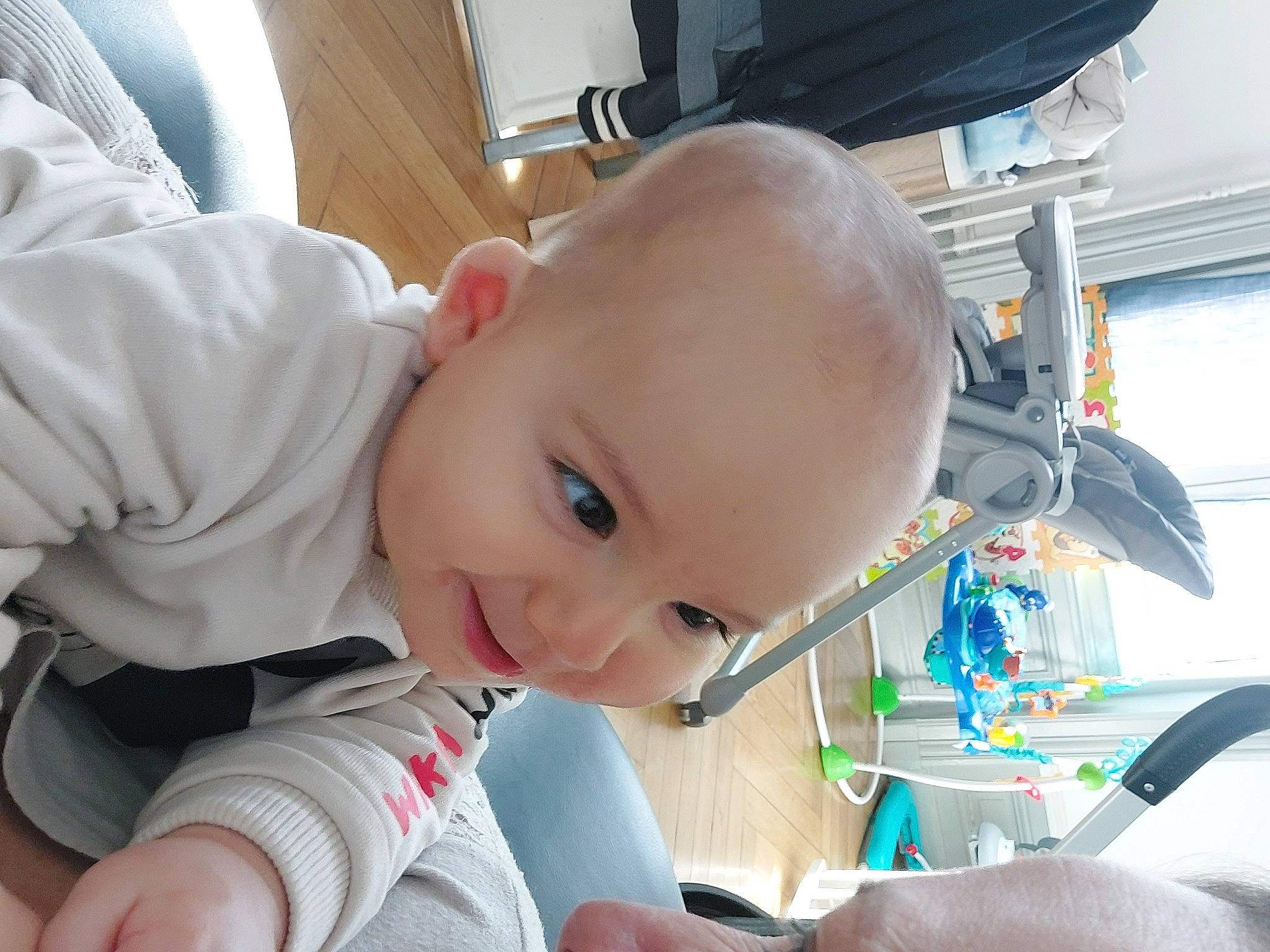 Thiméo a rejoint le concours — aidez-le/la à gagner de superbes lots ! baby, baby_products, baby_toddler_clothing, cheek, child, computer_keyboard, finger, flooring, fun, happy, leisure, mouth, nose, person, sitting, skin, sleeve, smile, t_shirt, thumb