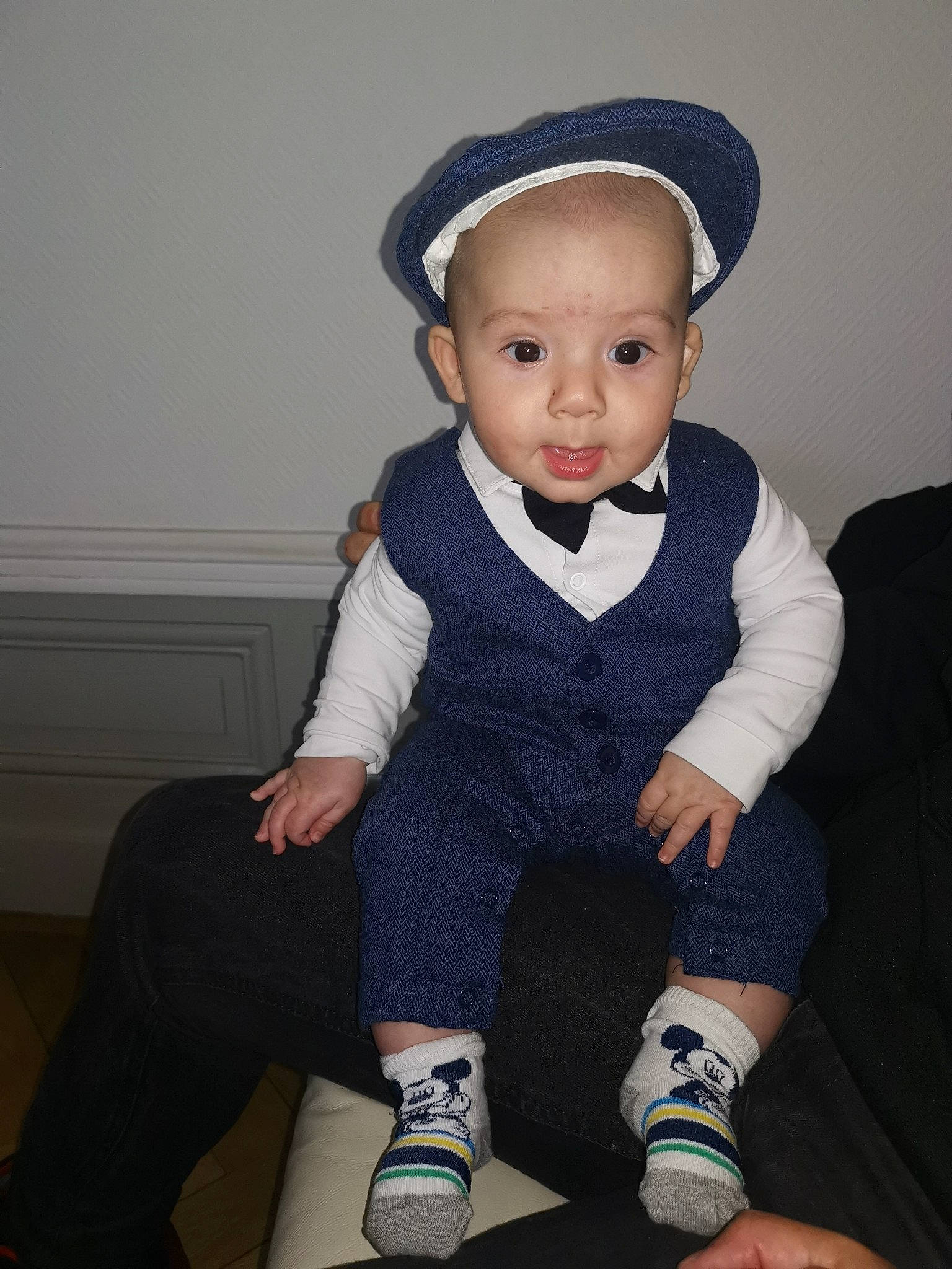 Thiméo participe au concours pour gagner de l'argent avec cette photo : baby, baby_toddler_clothing, cap, child, collar, costume_hat, electric_blue, fashion_accessory, hat, human_leg, knee, leg, pattern, person, sitting, sleeve, sock, sportswear, standing, thigh