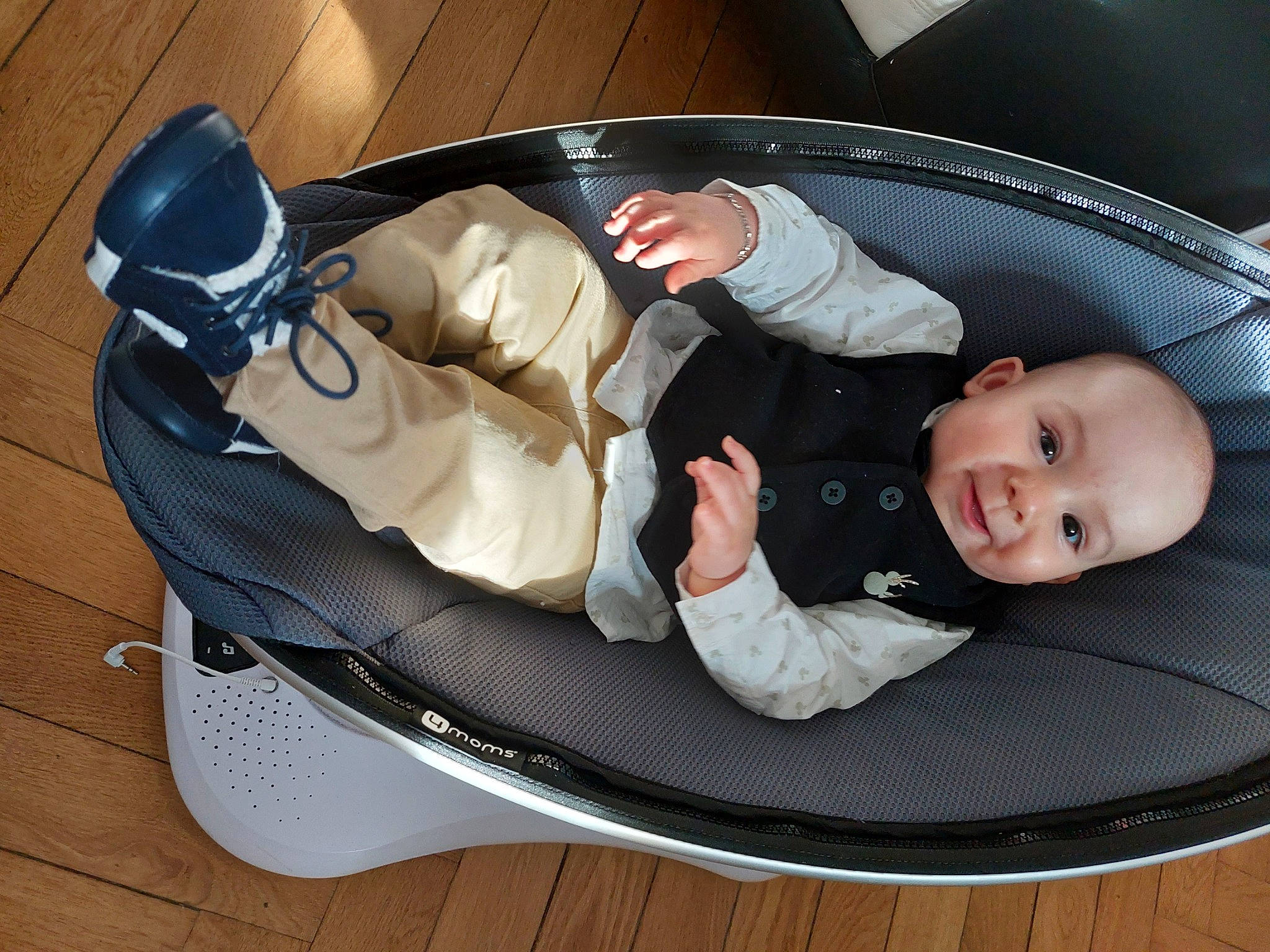 Thiméo a rejoint le concours — aidez-le/la à gagner de superbes lots ! auto_part, automotive_design, automotive_exterior, baby, baby_carriage, baby_in_car_seat, baby_products, baby_safety, baby_toddler_clothing, bag, car_seat, child, comfort, luggage_and_bags, person, personal_luxury_car, sitting, smile, toddler, vehicle_door