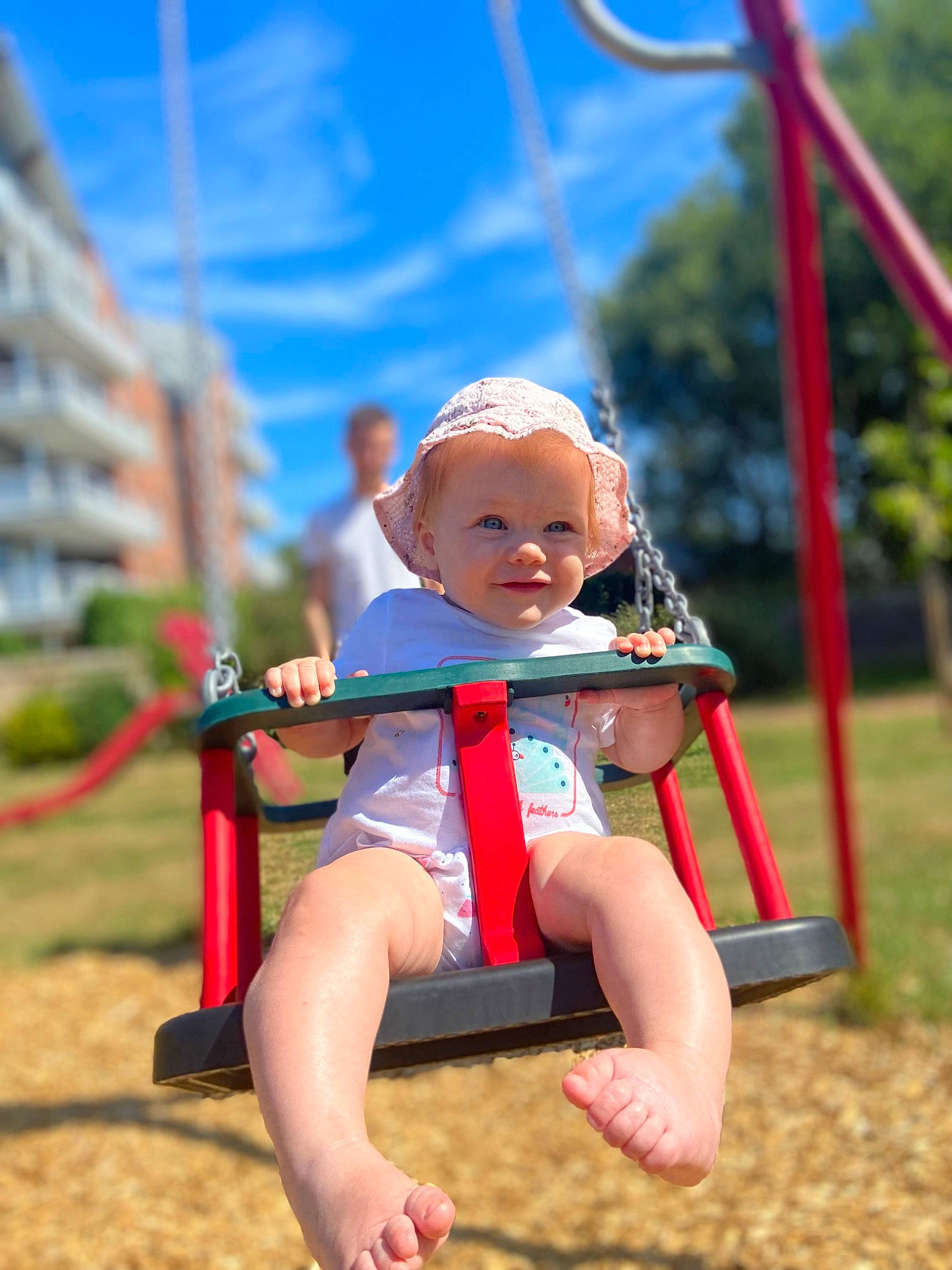 Léana participe au concours pour gagner de l'argent avec cette photo : baby, baby_toddler_clothing, building, child, city, cloud, electric_blue, fun, grass, happy, leisure, outdoor_play_equipment, people_in_nature, person, playground, recreation, sitting, sky, smile, swing