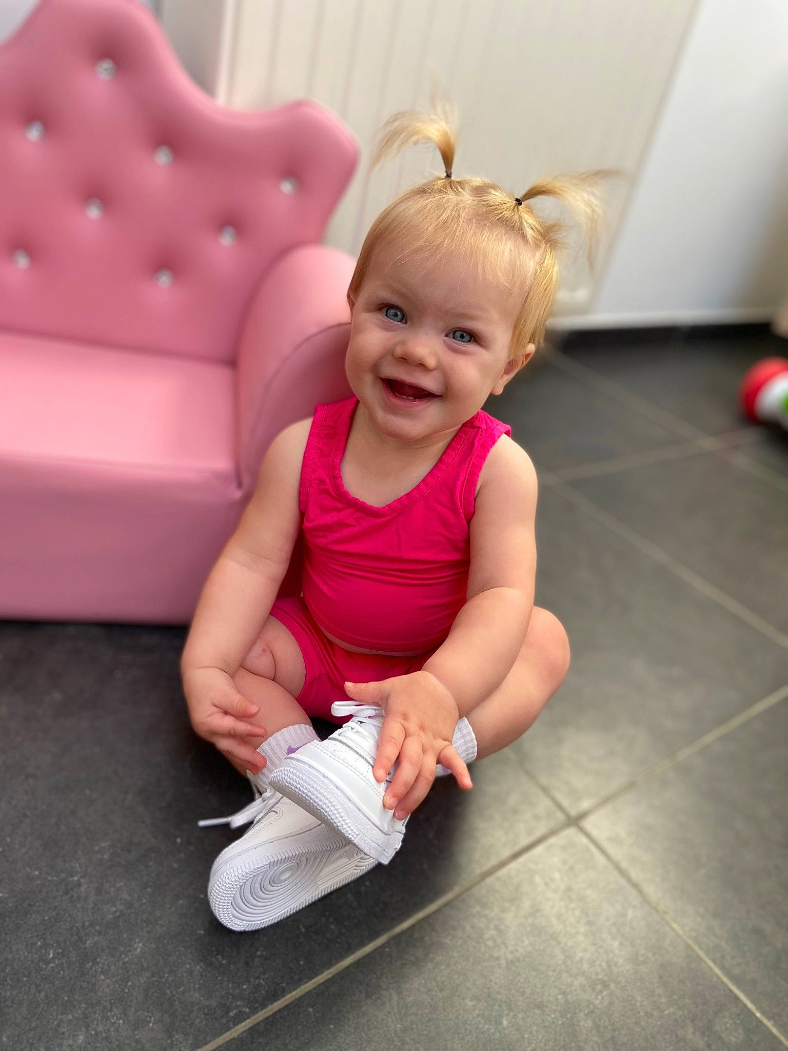 Léana participe au concours pour gagner de l'argent avec cette photo : arm, baby_toddler_clothing, barefoot, comfort, finger, floor, flooring, fun, hand, happy, human_leg, joy, knee, leg, person, pink, shoe, skin, smile, sock