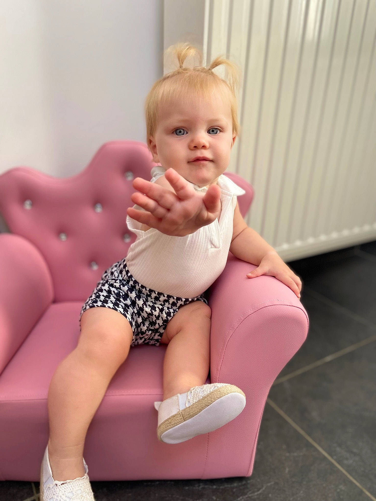 Léana participe au concours pour gagner de l'argent avec cette photo : arm, baby, baby_toddler_clothing, barefoot, comfort, foot, human_body, joint, knee, leg, person, pink, shoe, shoulder, skin, sneakers, sock, sportswear, stomach, thigh