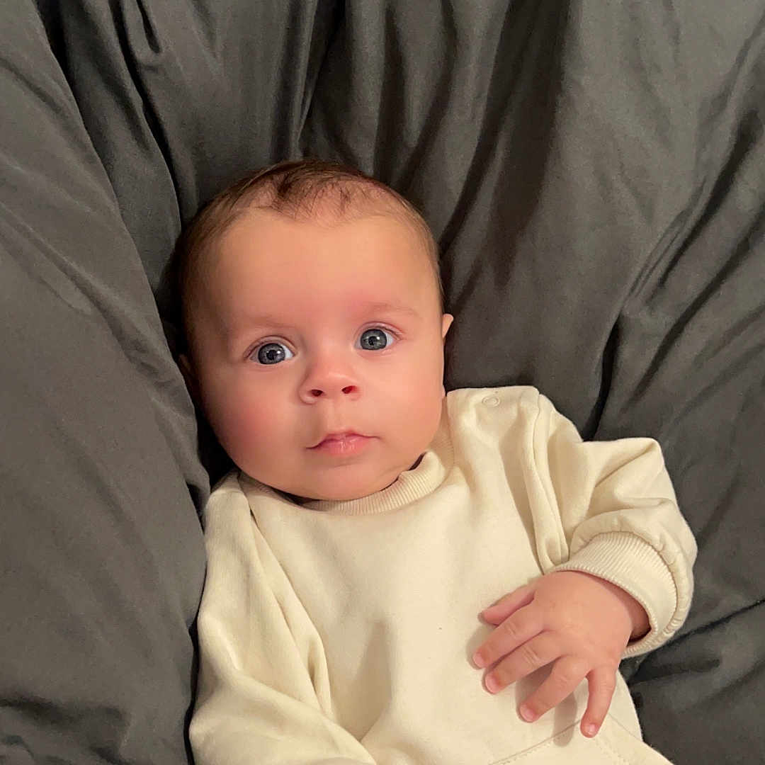 Auwenn a rejoint le concours — aidez-le/la à gagner de superbes lots ! baby, blanket, bodypart, clothing, couch, cushion, face, finger, furniture, hand, head, homedecor, longsleeve, newborn, pants, people, person, photography, portrait, sleeve