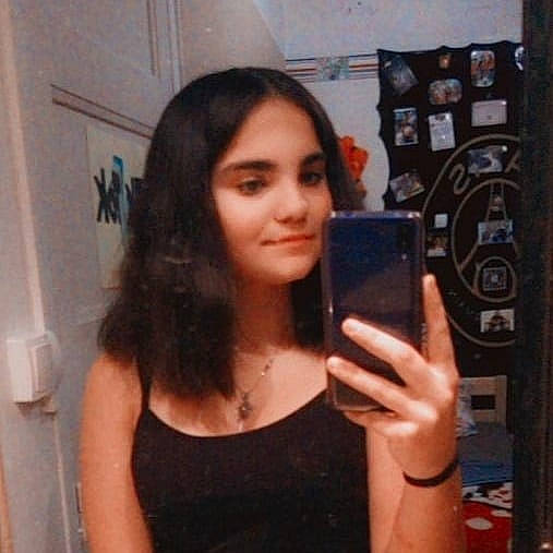 Maellys a rejoint le concours — aidez-le/la à gagner de superbes lots ! bangs, black_hair, communication_device, eyebrow, eyelash, finger, gadget, gesture, hand, happy, joy, layered_hair, lip, long_hair, mobile_device, mobile_phone, person, portable_communications_device, smile, telephony