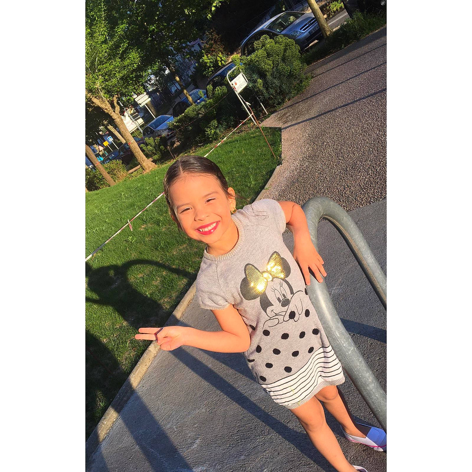 Célina participe au concours pour gagner de l'argent avec cette photo : arm, child, cool, design, dress, footwear, jeans, joy, leg, pattern, person, photography, polka_dot, selfie, shoe, shoulder, snapshot, square, summer, t_shirt