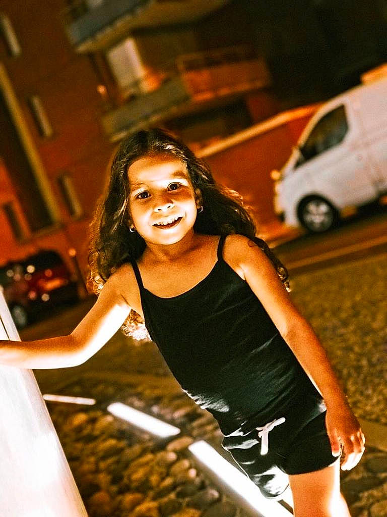 Nana a rejoint le concours — aidez-le/la à gagner de superbes lots ! beauty, black_hair, brown_hair, car, dress, fashion, flash_photography, joy, leisure, long_hair, model, night, person, photo_shoot, photography, smile, vehicle