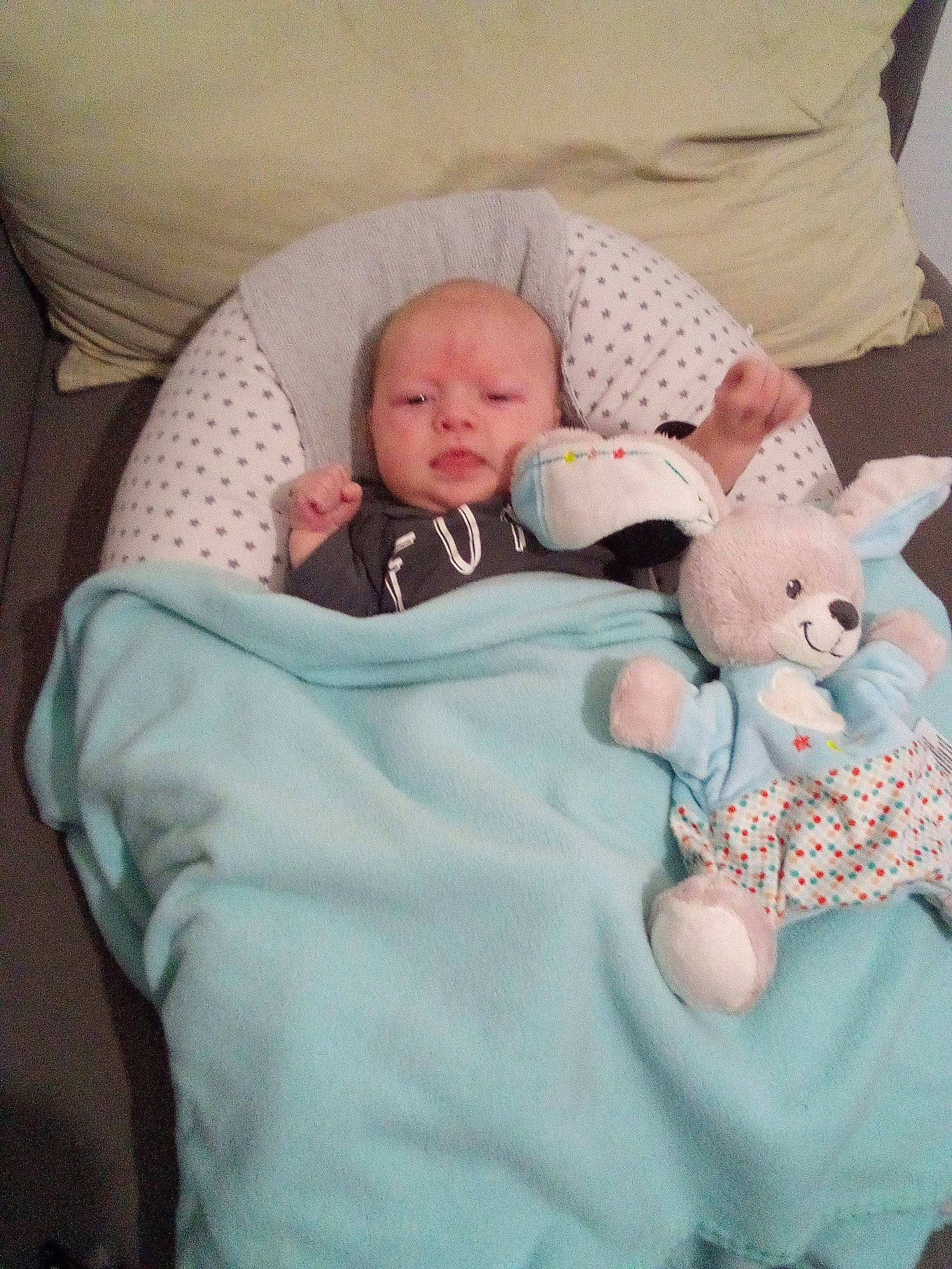 Hugo participe au concours pour gagner de l'argent avec cette photo : baby, baby_products, baby_sleeping, baby_toddler_clothing, bedtime, cheek, child, comfort, couch, iris, linens, pattern, person, room, sitting, skin, sleep, sleeve, teddy_bear, toddler