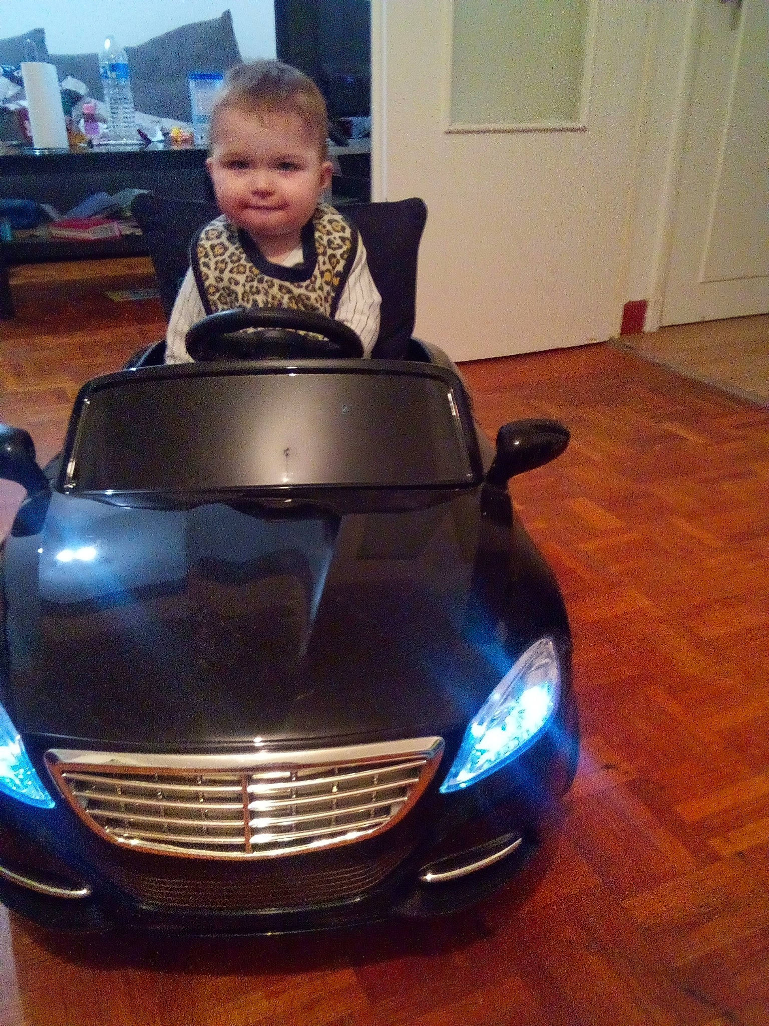 Nathan a rejoint le concours — aidez-le/la à gagner de superbes lots ! alloy_wheel, automotive_design, automotive_exterior, automotive_lighting, automotive_tire, bumper, car, fender, grille, head, headlamp, hood, motor_vehicle, person, personal_luxury_car, rim, smile, tire, toddler, vehicle