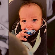 Nahel a rejoint le concours — aidez-le/la à gagner de superbes lots ! baby, blanket, child, closeup, clothing, comfort, cozy, cute, expression, eyes, face, hand, human, indoors, infant, looking, pacifier, portrait, skin, young