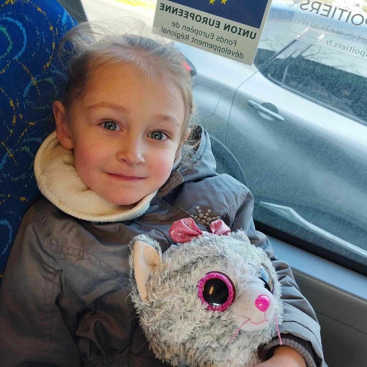 Ambre a rejoint le concours — aidez-le/la à gagner de superbes lots ! baby, car, clothing, coat, cushion, face, head, homedecor, jacket, pants, person, photography, plush, portrait, selfie, teddybear, text, toy, transportation, vehicle