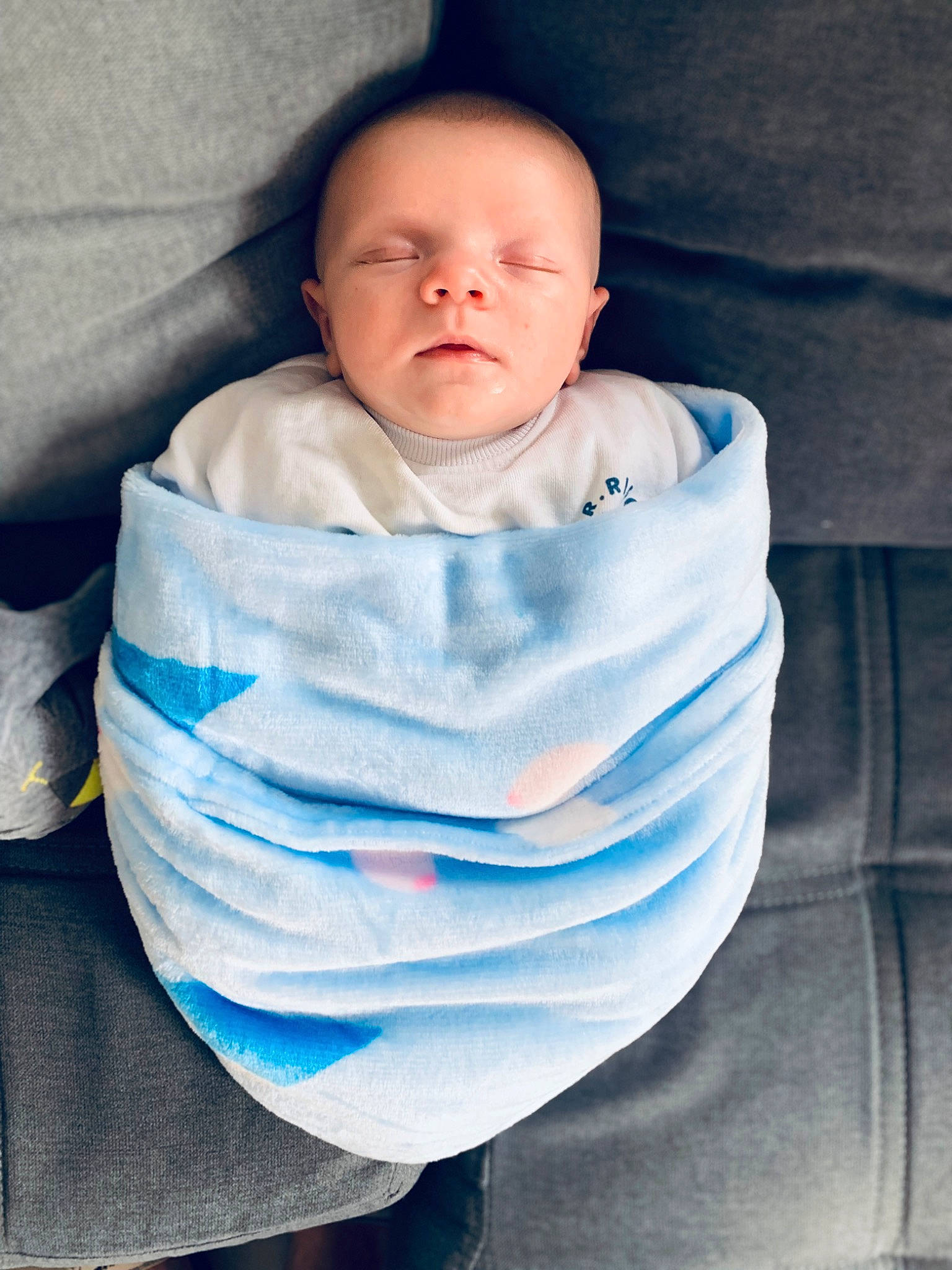 Soan a rejoint le concours — aidez-le/la à gagner de superbes lots ! baby, baby_products, baby_toddler_clothing, cheek, child, comfort, electric_blue, fun, happy, linens, person, portrait_photography, room, sitting, sleeve, t_shirt, textile, toddler