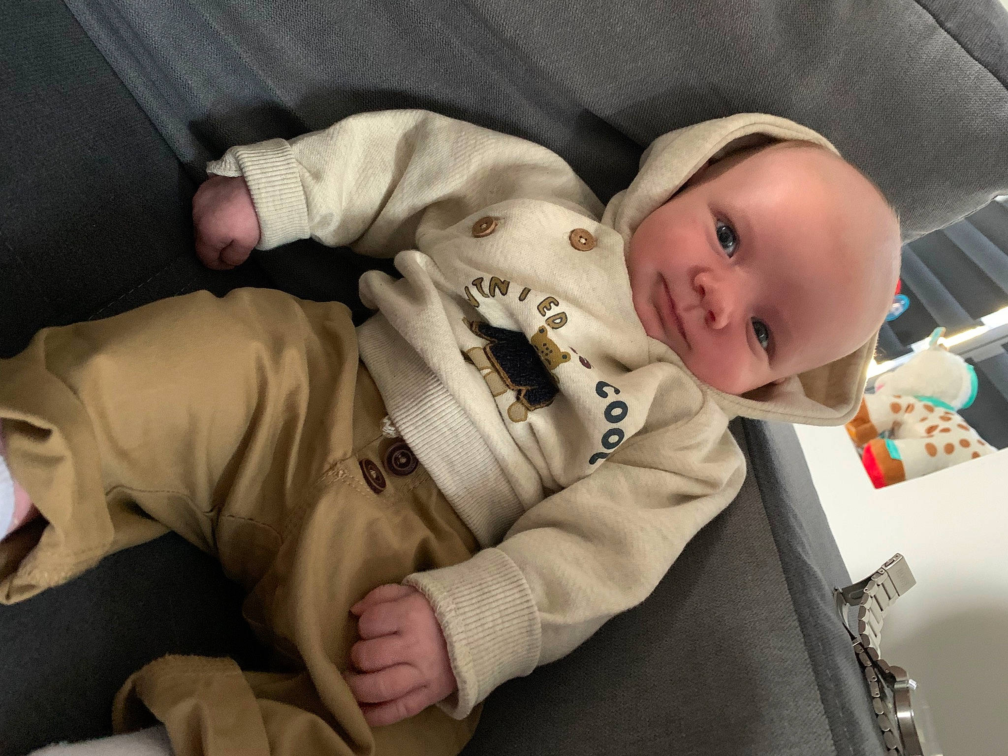 Soan a rejoint le concours — aidez-le/la à gagner de superbes lots ! auto_part, baby, baby_carriage, baby_products, baby_safety, baby_sleeping, baby_toddler_clothing, cap, car_seat, child, collar, comfort, happy, hat, linens, person, sitting, sleeve, smile, sun_hat