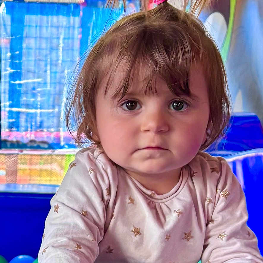 Milena participe au concours pour gagner de l'argent avec cette photo : baby, babycrawling, bodypart, child, crawling, face, female, finger, girl, hand, head, indoorplayarea, indoors, outdoorplayarea, outdoors, person, photography, playarea, portrait, toy