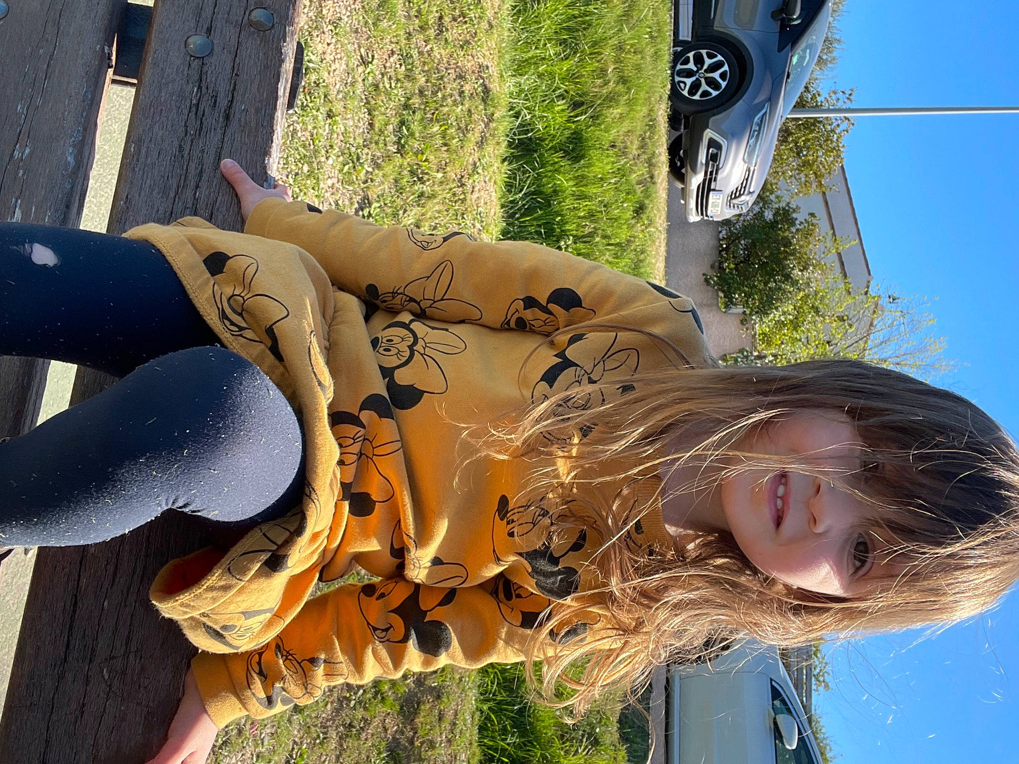 Amélia participe au concours pour gagner de l'argent avec cette photo : beauty, car, eyewear, grass, green, happy, human_leg, leisure, light, person, photograph, plant, sky, snapshot, street_fashion, thigh, tire, tree, trunk, waist