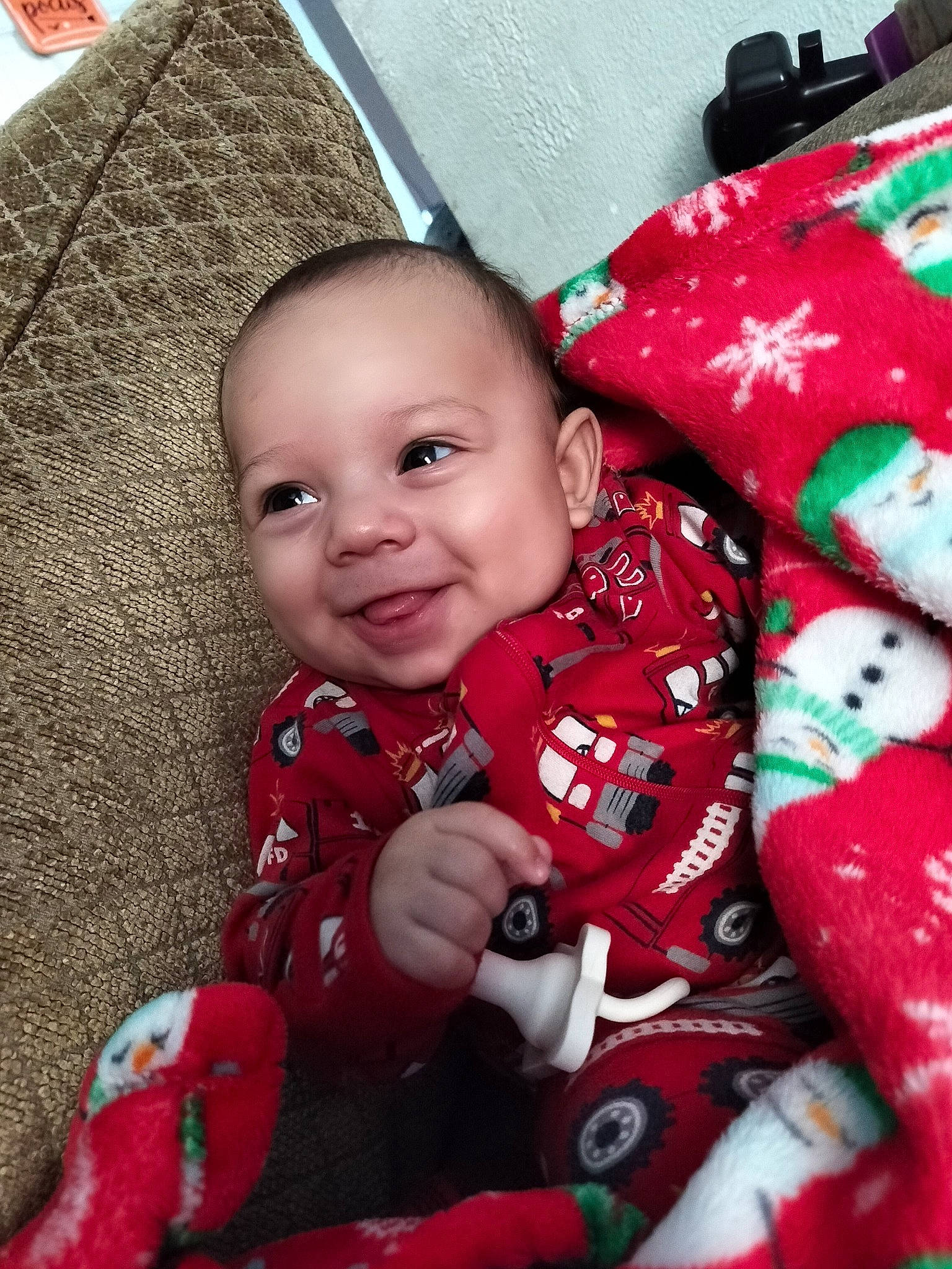 Oliver is registered to the contest to win money with this photo: baby, baby_toddler_clothing, beauty, cheek, child, face, facial_expression, fun, happy, head, human, joy, organ, people, person, product, red, skin, sleeve, smile