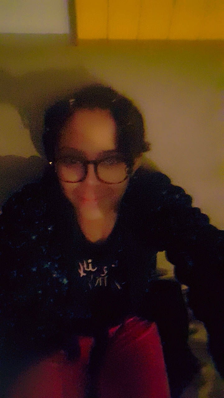 Yohanna participe au concours pour gagner de l'argent avec cette photo : beard, chest, cool, eyewear, facial_hair, forehead, fun, happy, jaw, moustache, nose, pattern, person, personal_protective_equipment, room, selfie, sitting, sleeve, t_shirt, tints_and_shades