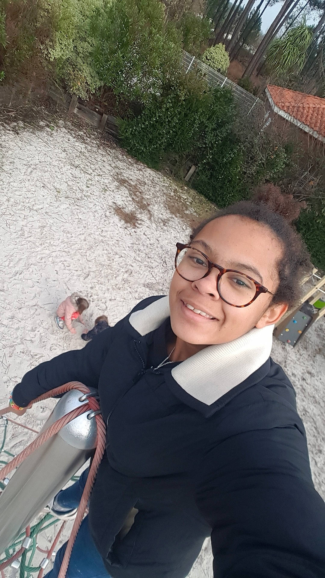 Yohanna a rejoint le concours — aidez-le/la à gagner de superbes lots ! adventure, boats_and_boating_equipment_and_supplies, eyewear, formal_wear, fun, glasses, grass, happy, joy, leisure, person, personal_protective_equipment, plant, recreation, selfie, sitting, smile, tourism, travel, tree