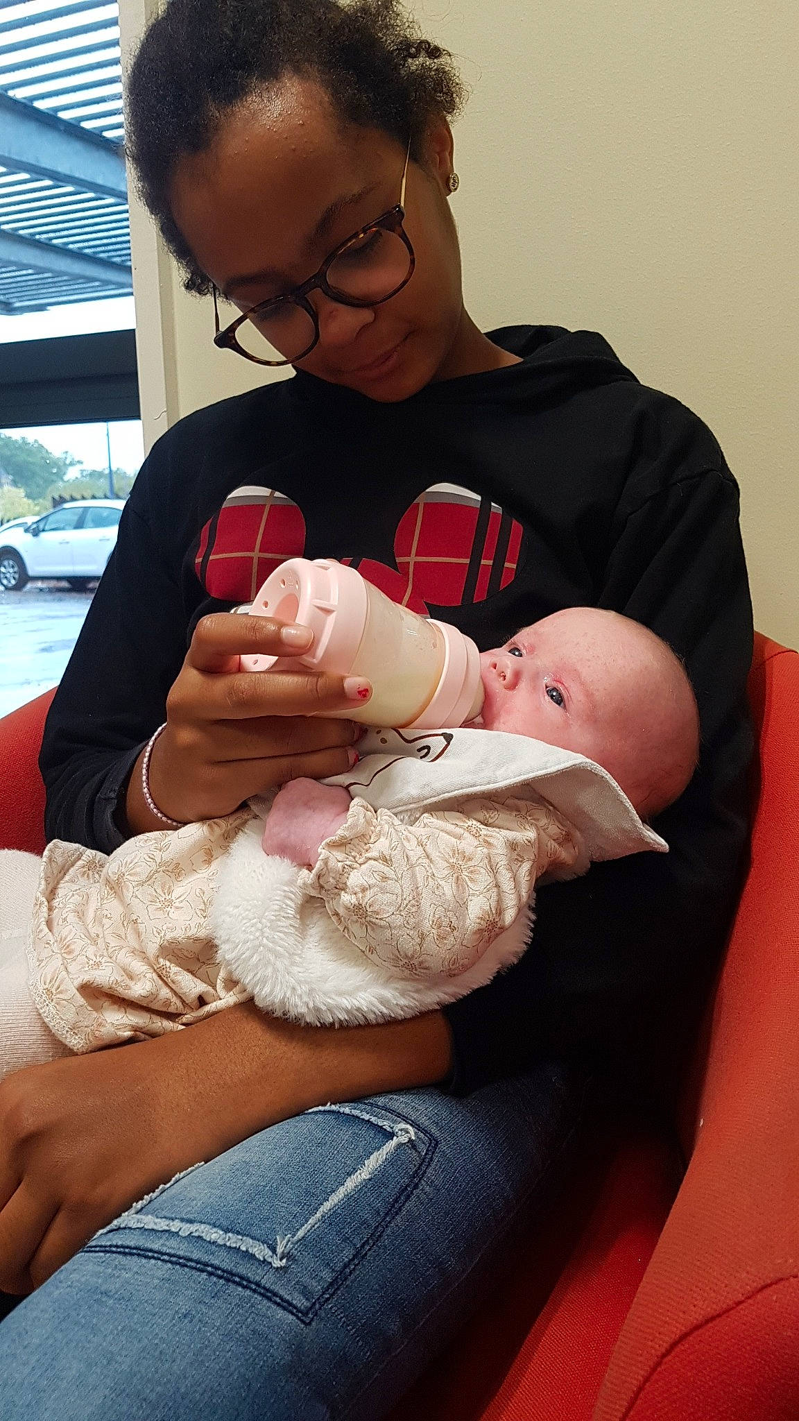 Yohanna participe au concours pour gagner de l'argent avec cette photo : abdomen, baby, child, comfort, elbow, finger, gesture, glasses, jeans, joint, knee, lap, leg, nail, person, skin, smile, stomach, thigh, toddler
