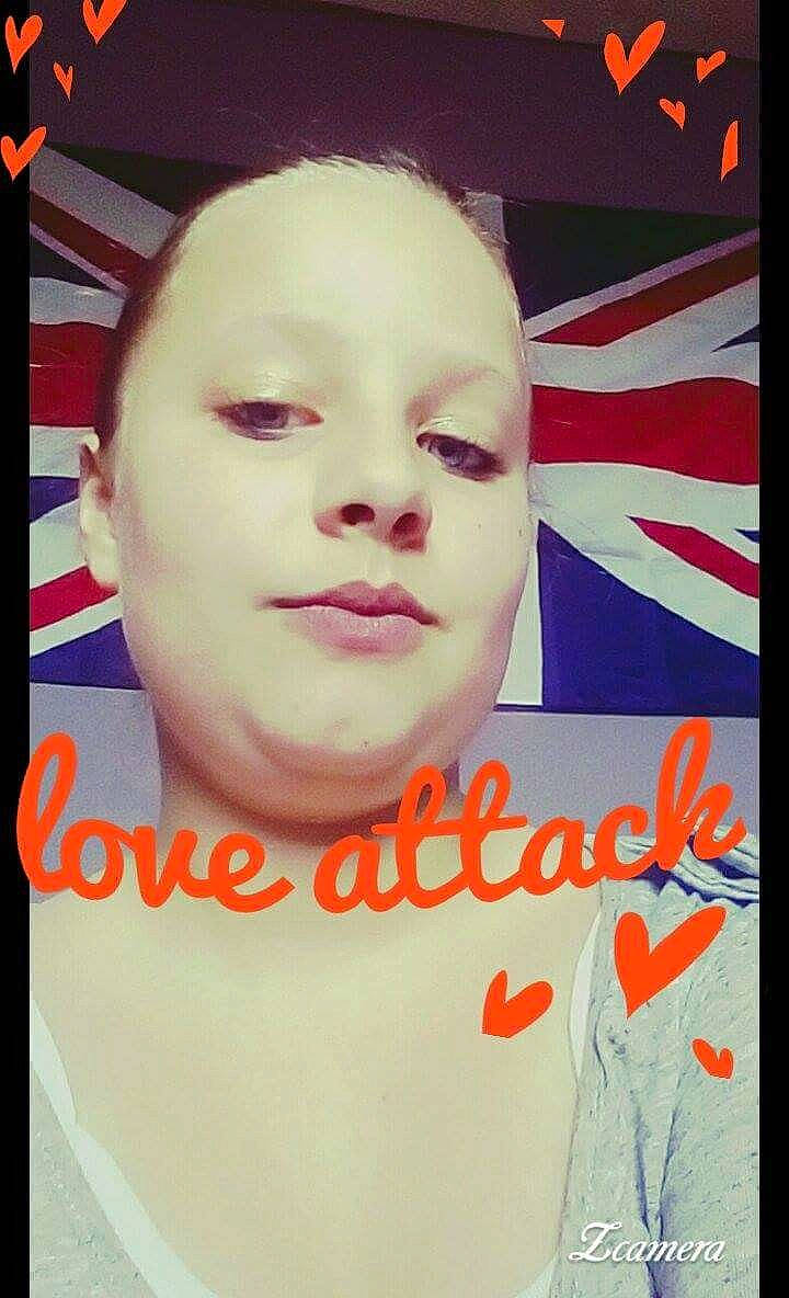 Alison participe au concours pour gagner de l'argent avec cette photo : album_cover, face, hairstyle, head, nose, poster