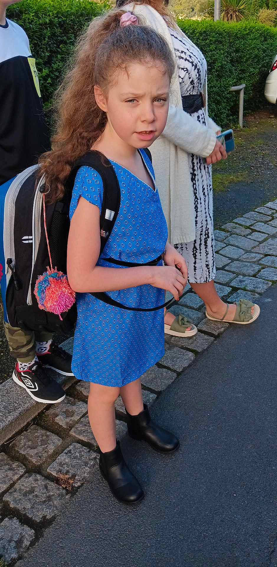 Oceanne a rejoint le concours — aidez-le/la à gagner de superbes lots ! bag, electric_blue, footwear, hairstyle, human_leg, joint, knee, leisure, luggage_and_bags, pattern, person, photograph, sandal, shoe, sleeve, snapshot, style, thigh, toddler, waist